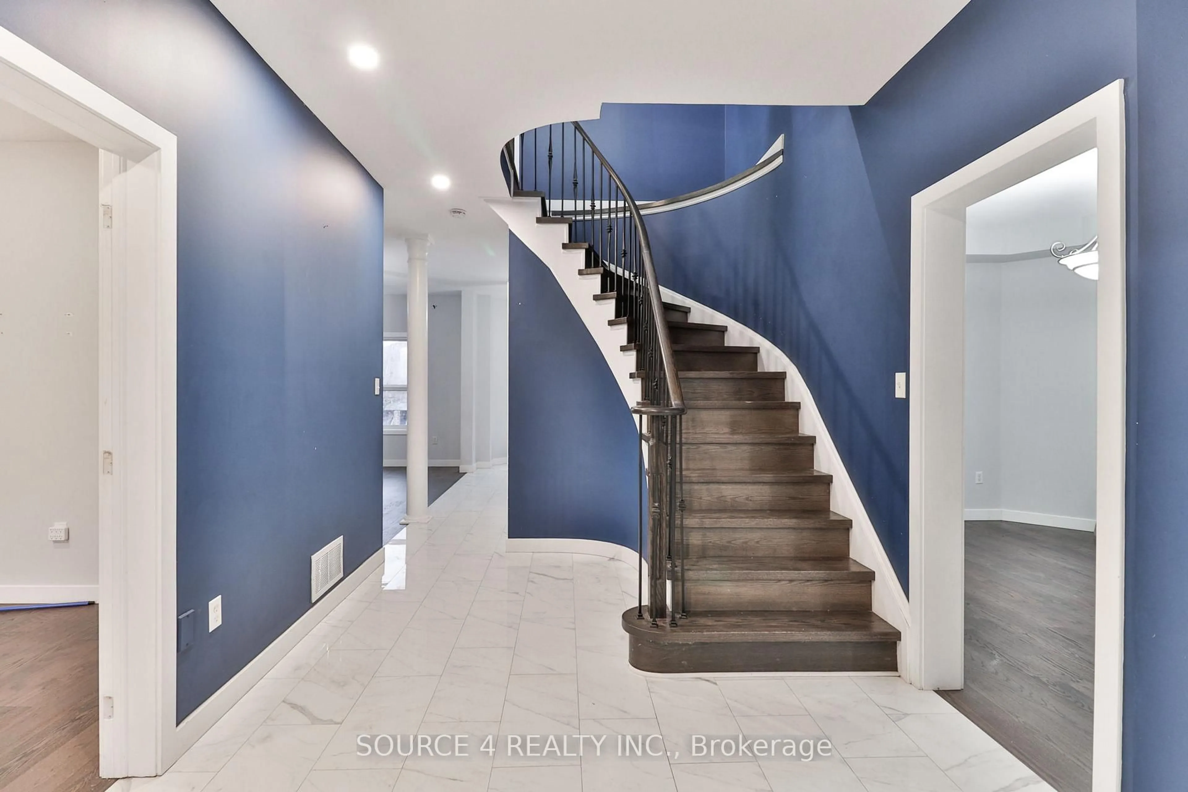 Stairs for 262 Livingstone St, Barrie Ontario L4M 6N6