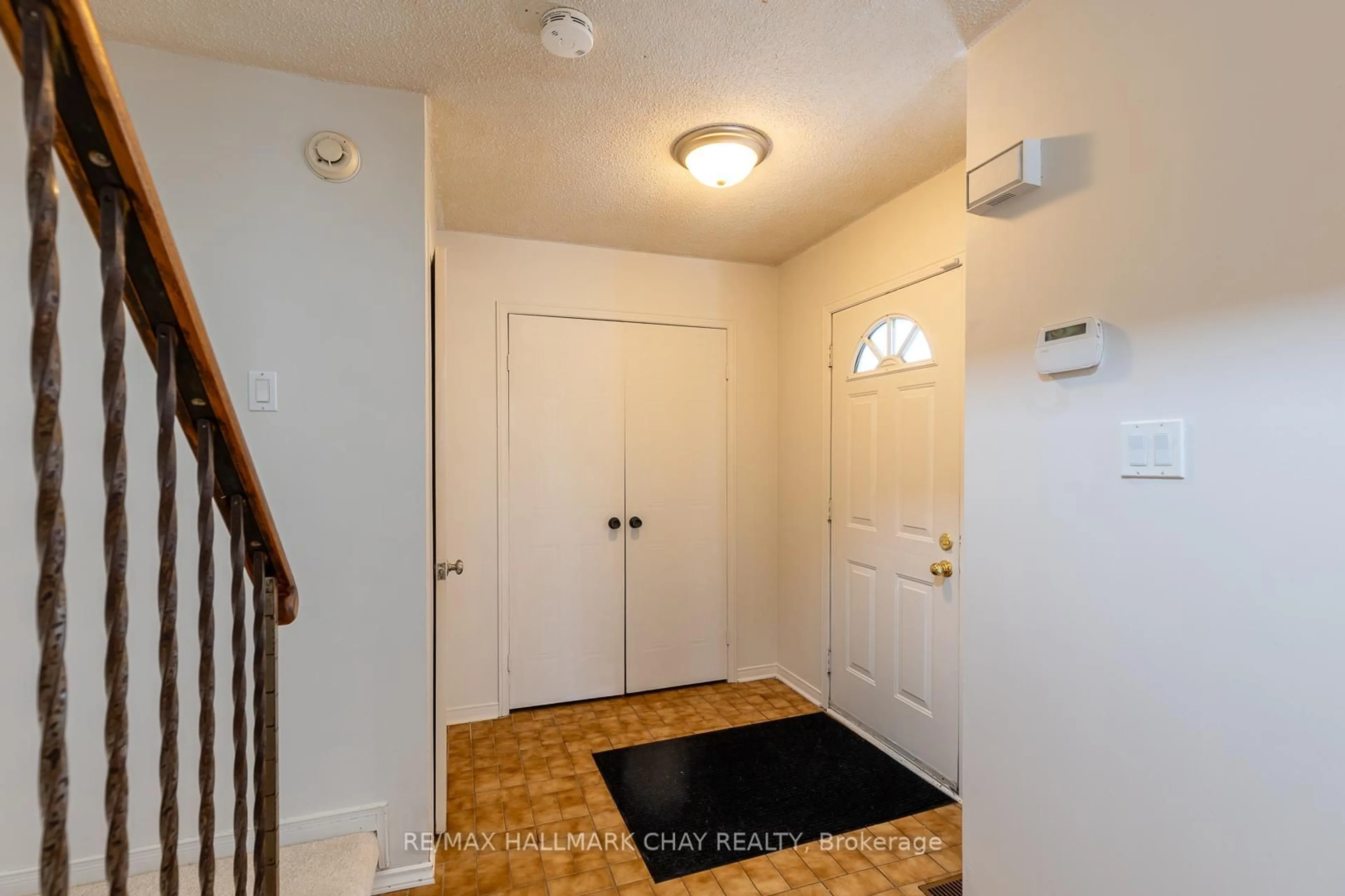 Indoor entryway for 59 Garden Dr, Barrie Ontario L4N 5T8