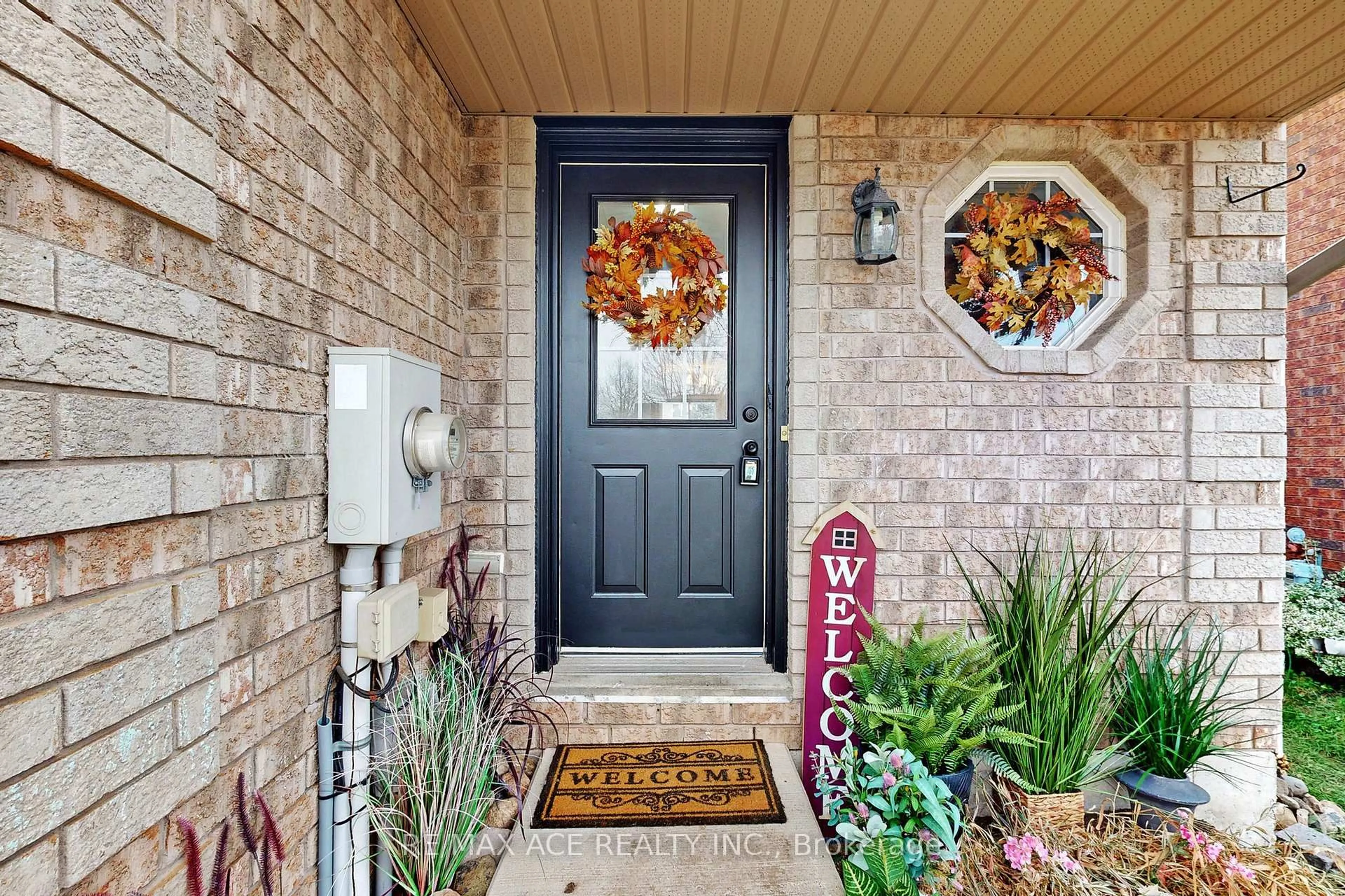 Indoor entryway for 6 Aconley Crt, Barrie Ontario L4M 7B3