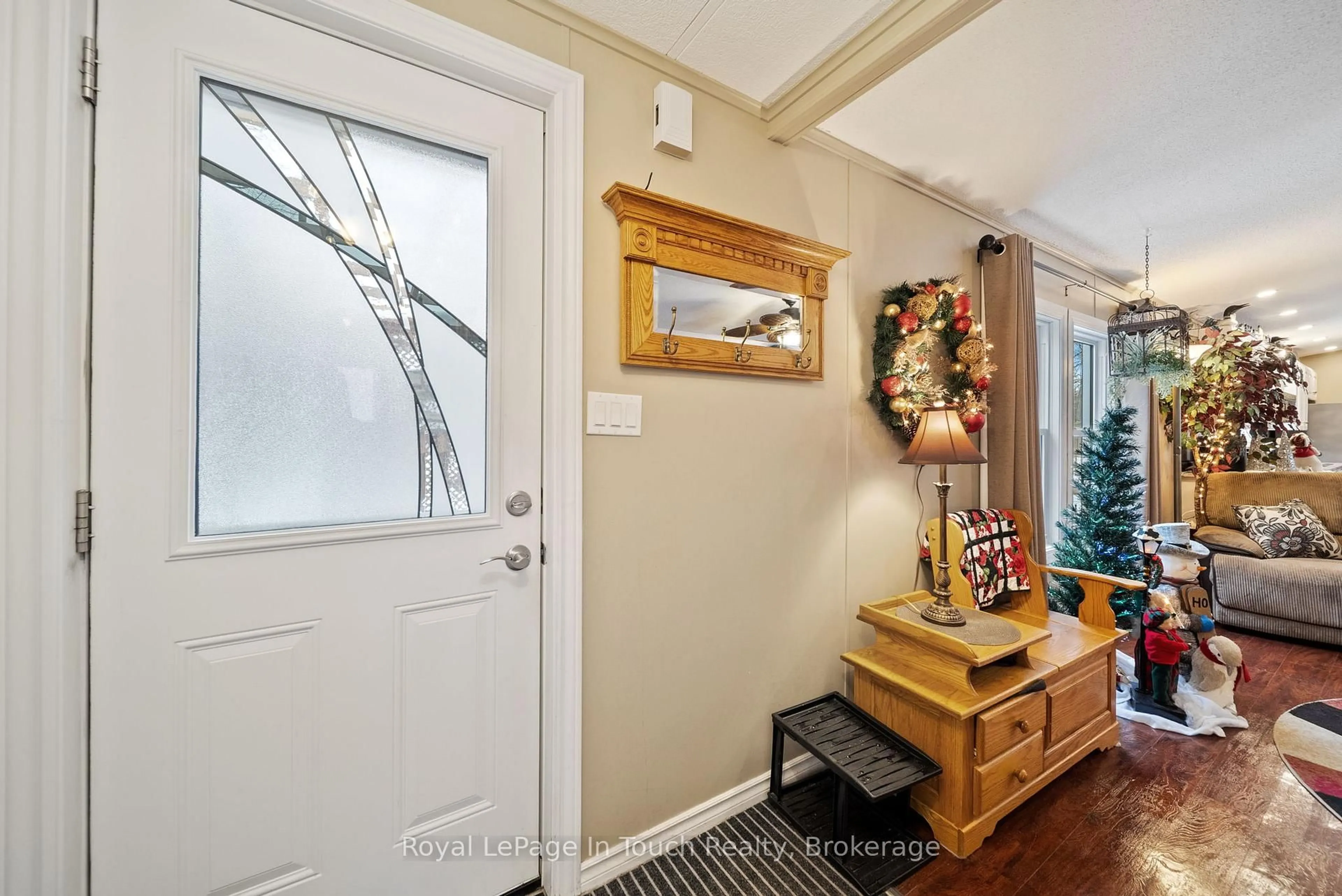 Indoor entryway for 5411 Elliott Sdrd #7, Tay Ontario L4R 4K3