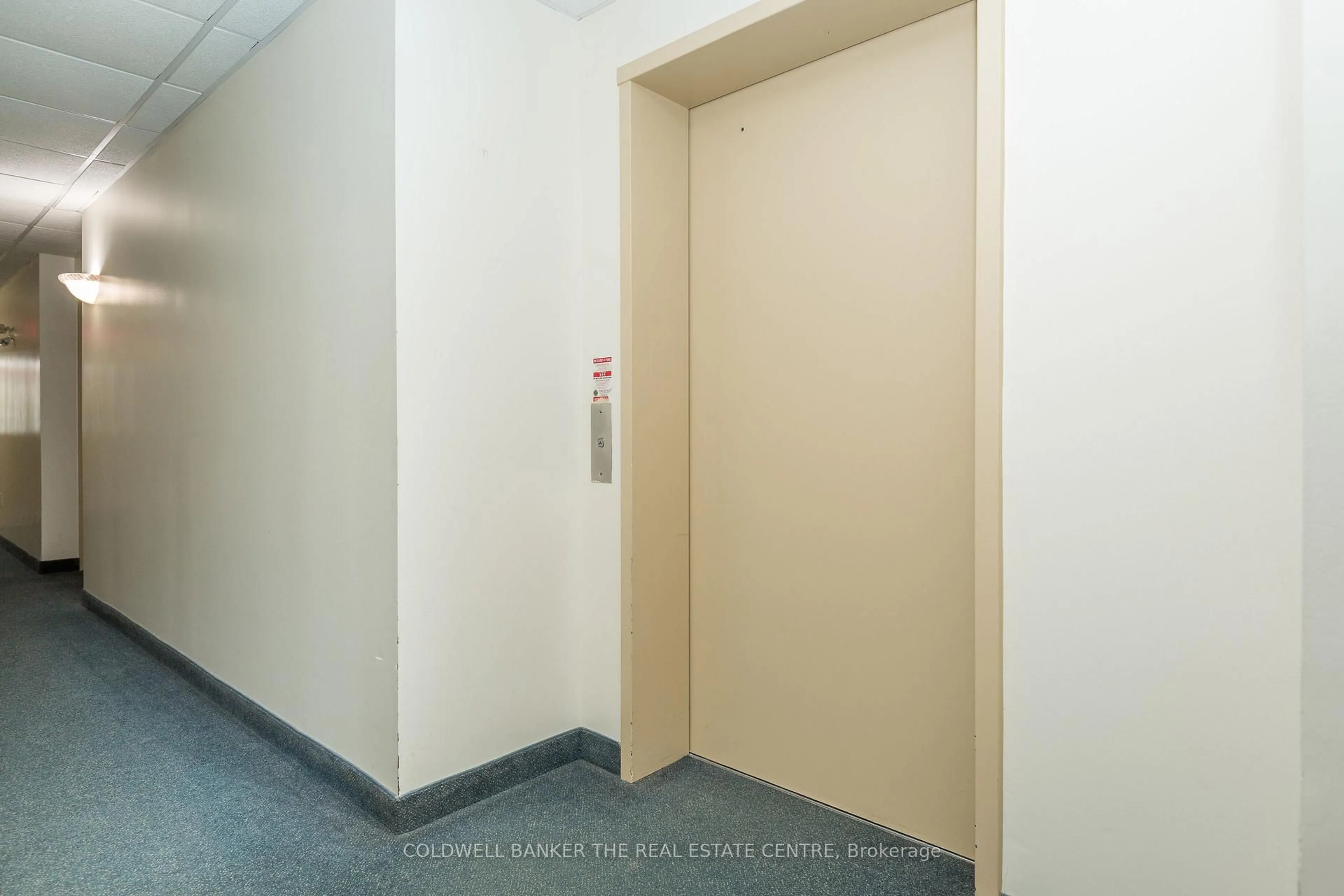 Indoor foyer for 125 Bond St #302, Orillia Ontario L3V 1J7