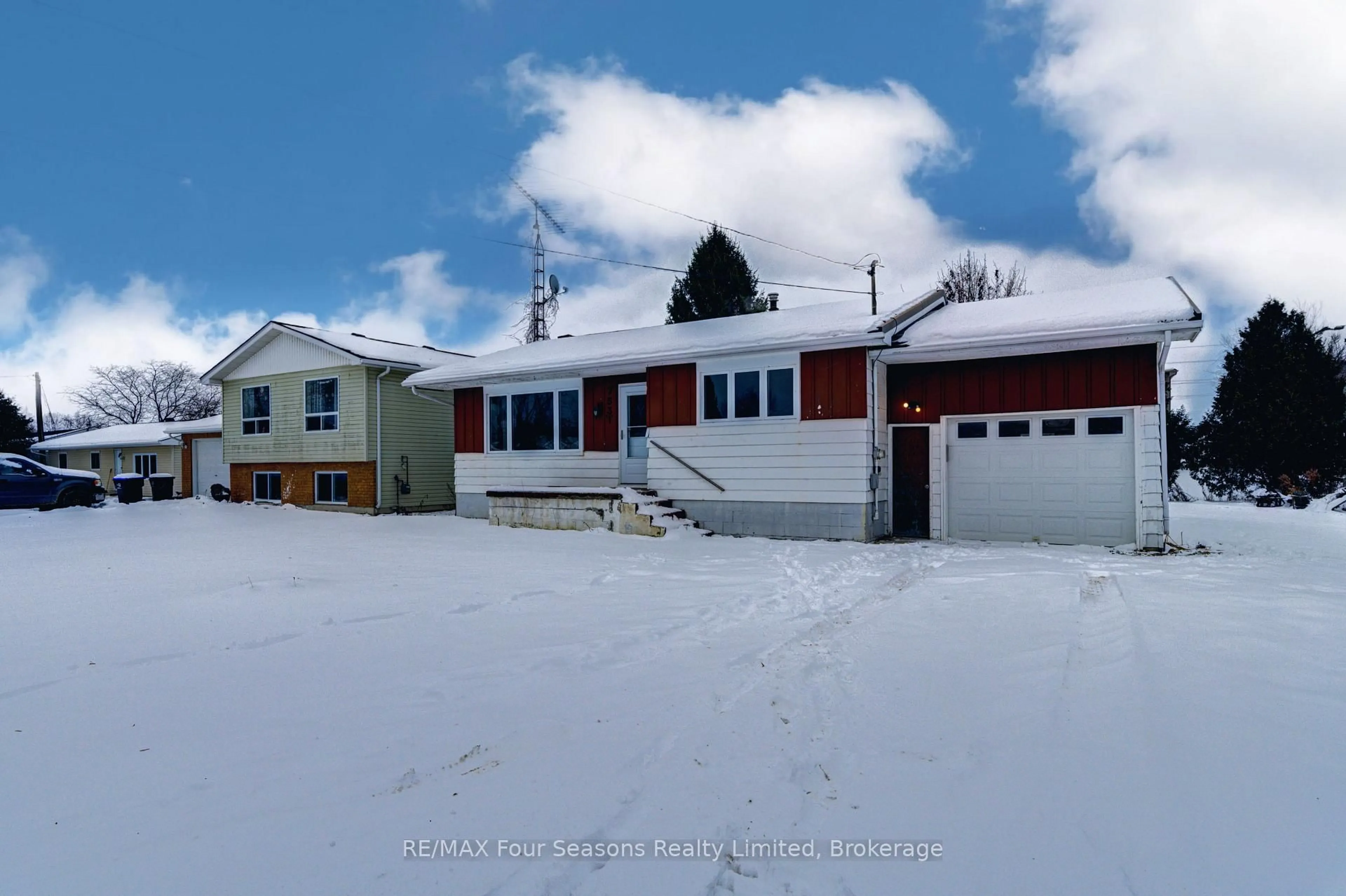 A pic from outside/outdoor area/front of a property/back of a property/a pic from drone, street for 7531 County Road 91, Clearview Ontario L0M 1S0