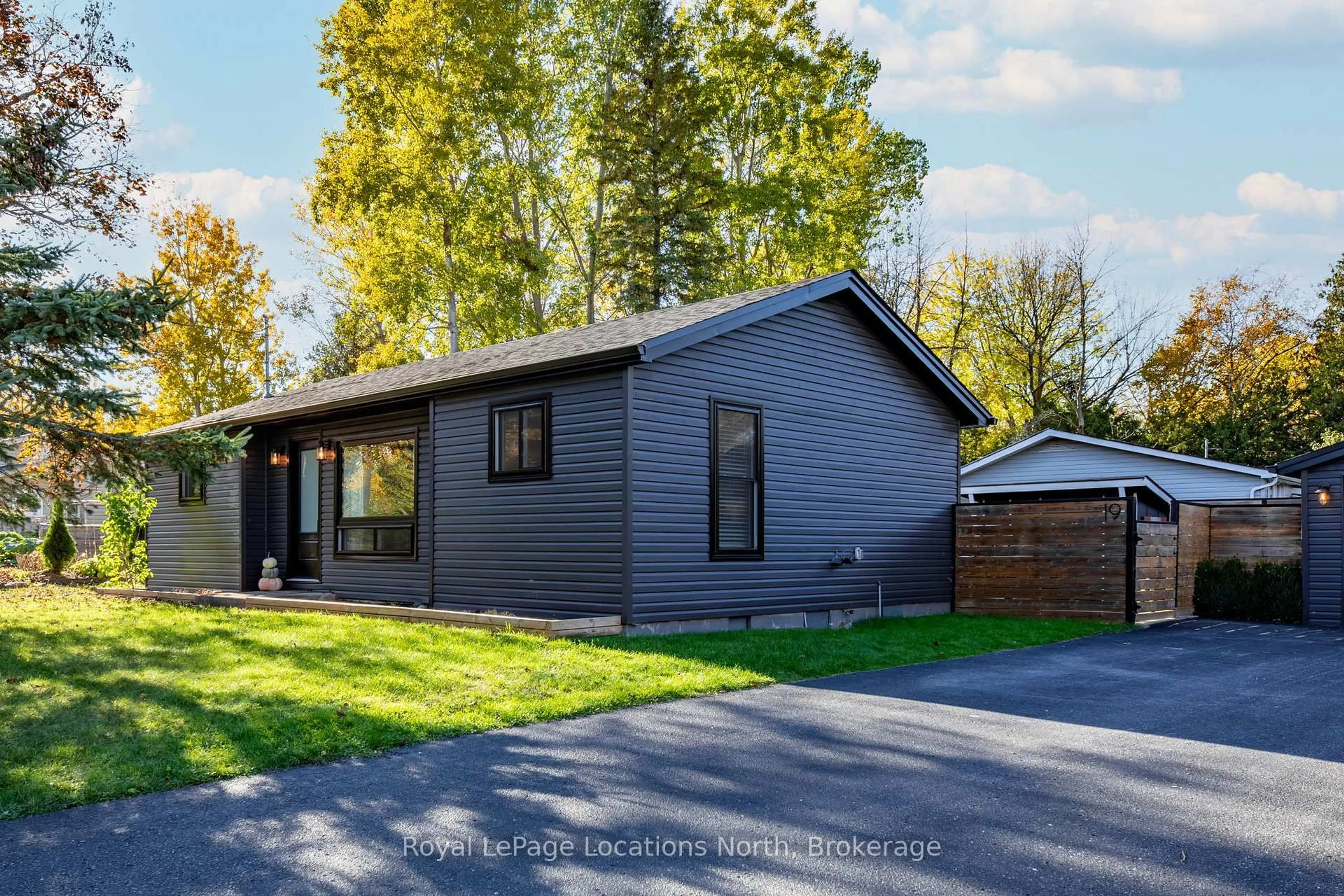 Home with vinyl exterior material, street for 19 Dell Parr Ave, Collingwood Ontario L9Y 0X2