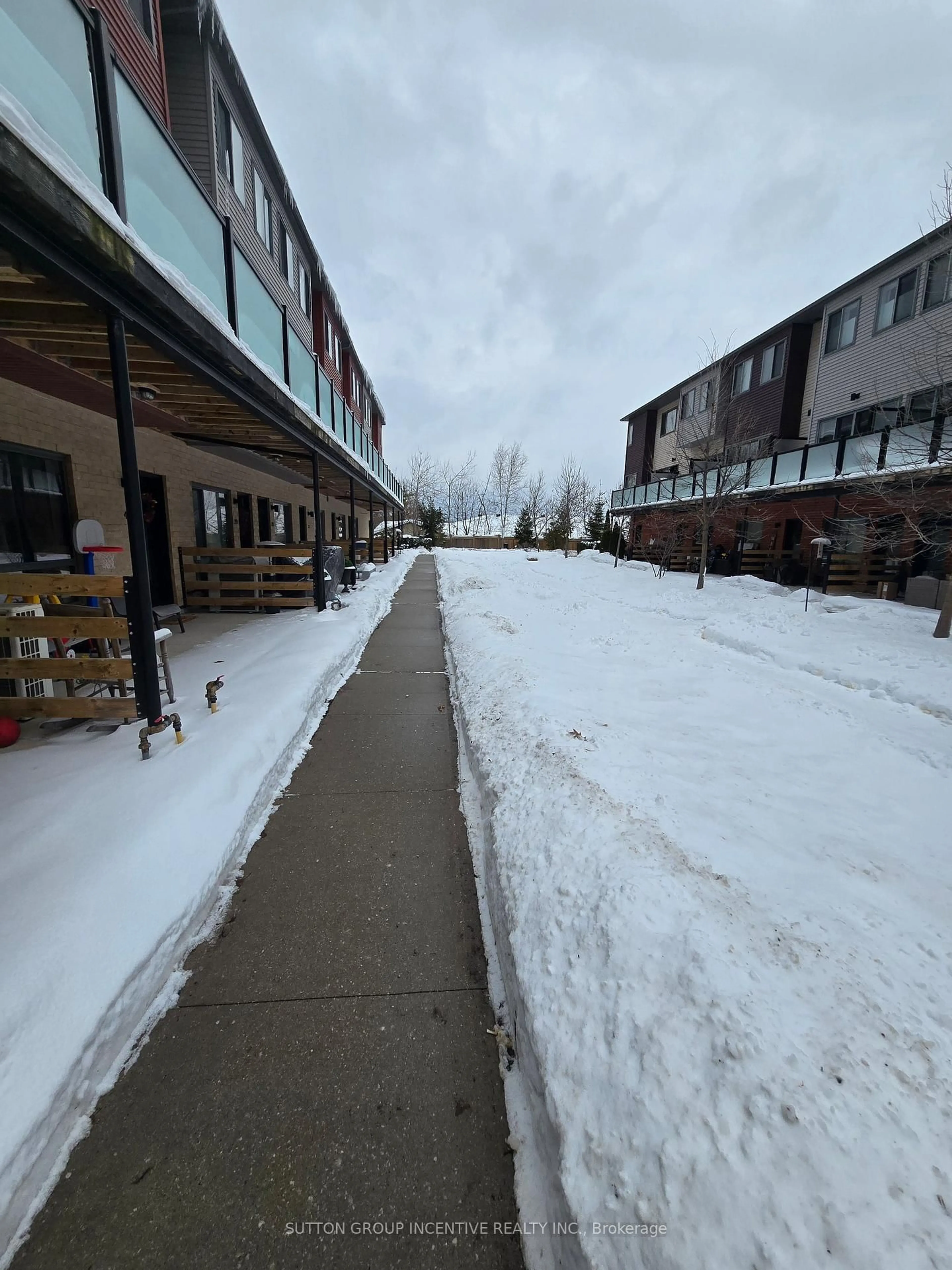 Patio, street for 369 Essa Rd #41, Barrie Ontario L4N 9C8