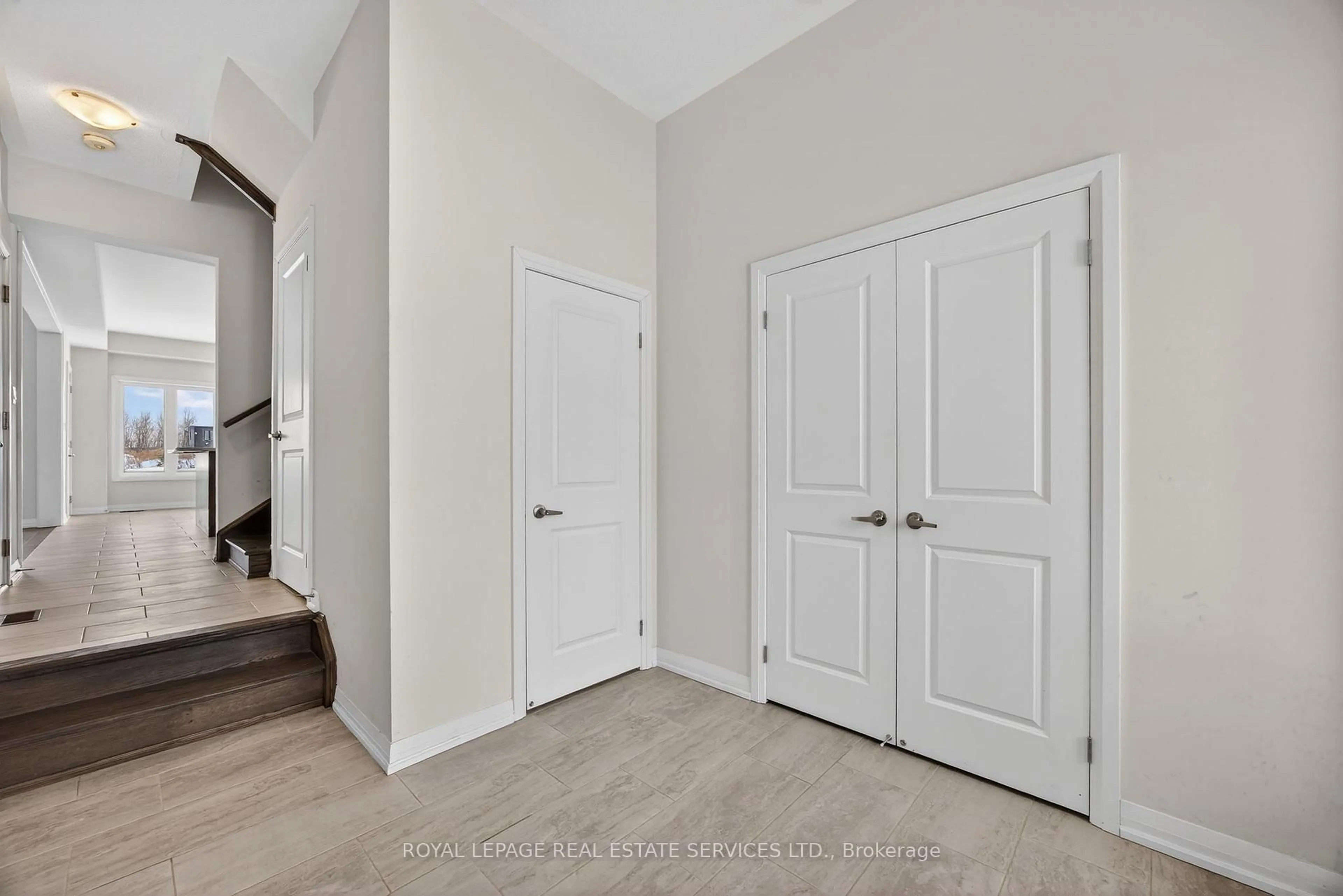 Indoor entryway for 62 Nicort Rd, Wasaga Beach Ontario L9Z 0N2