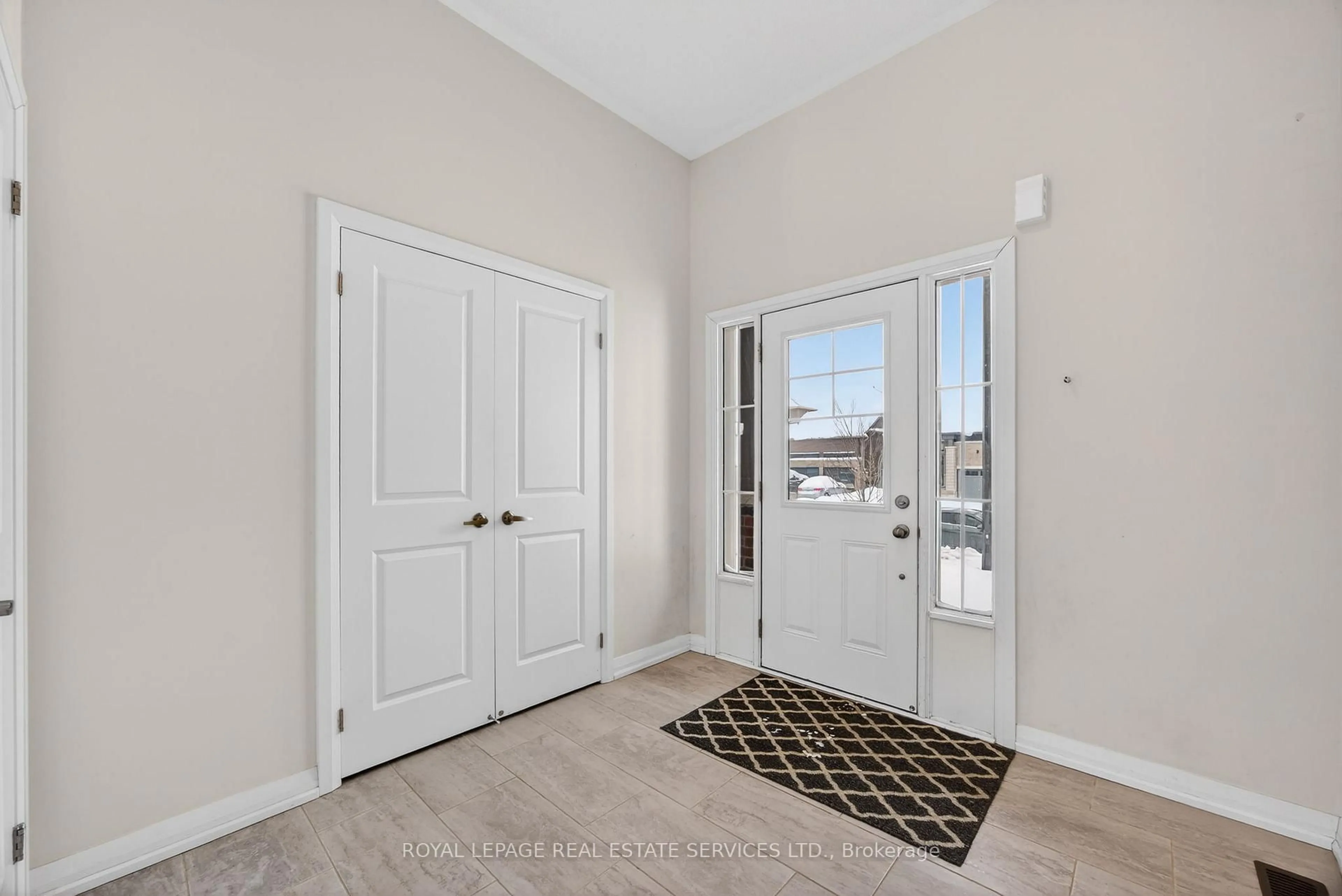 Indoor entryway for 62 Nicort Rd, Wasaga Beach Ontario L9Z 0N2