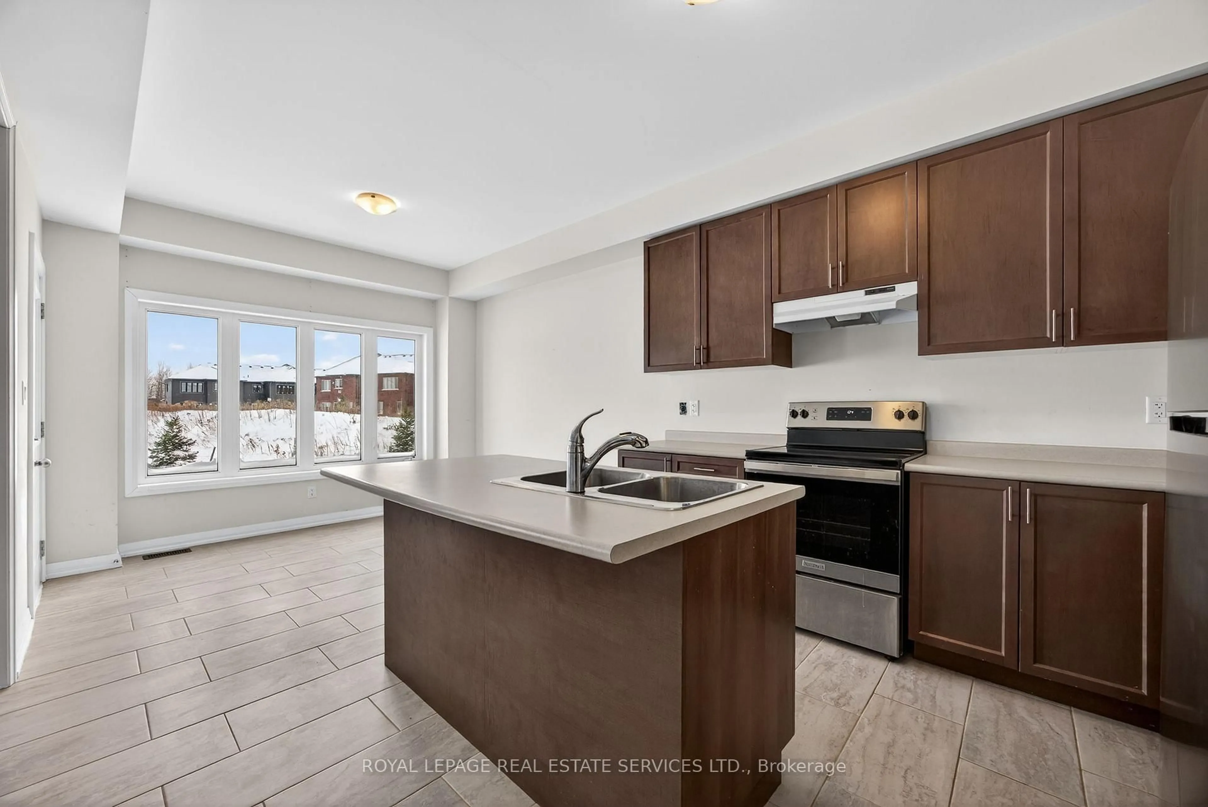 Open concept kitchen, ceramic/tile floor for 62 Nicort Rd, Wasaga Beach Ontario L9Z 0N2