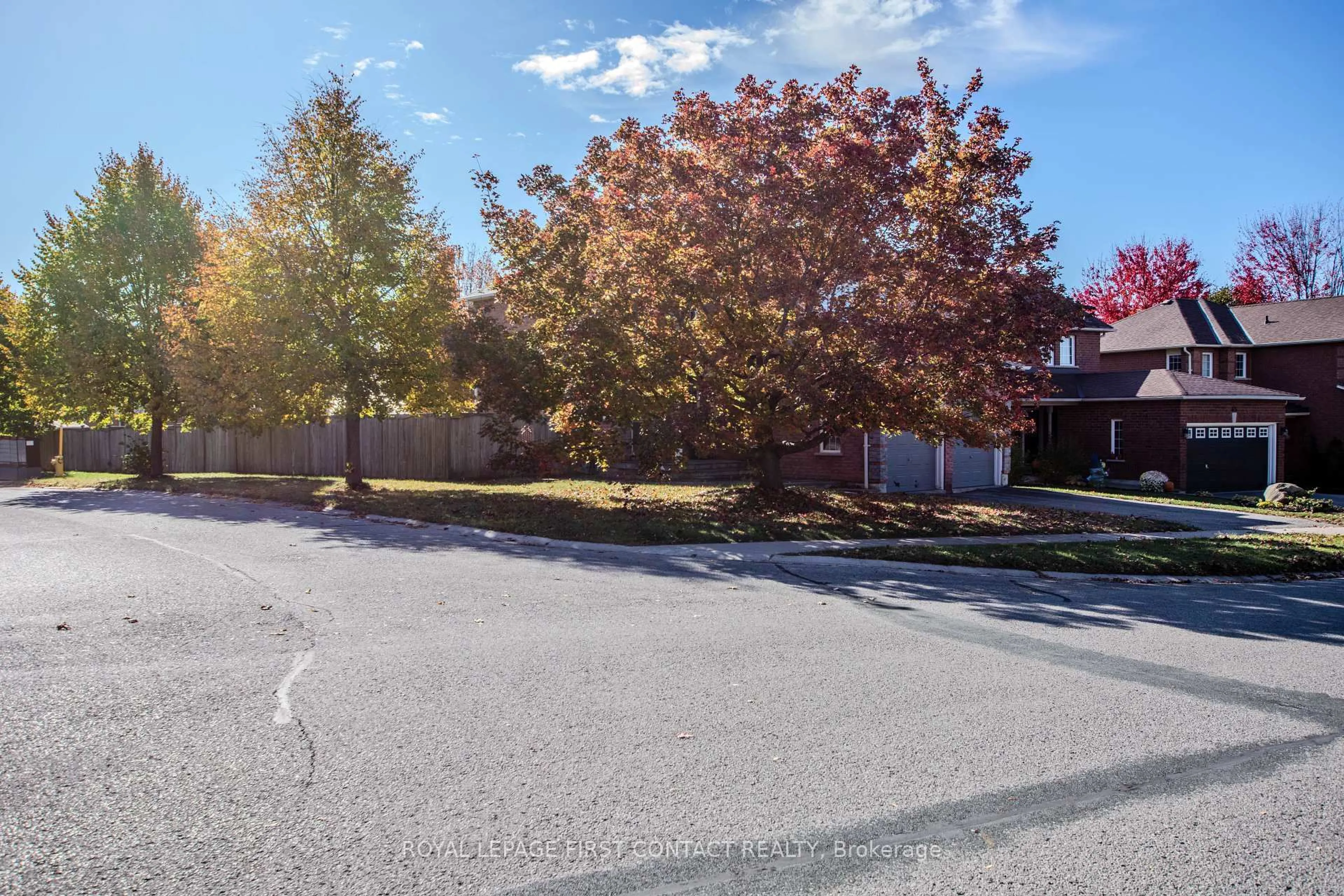 A pic from outside/outdoor area/front of a property/back of a property/a pic from drone, street for 63 Gore Dr, Barrie Ontario L4N 5R5