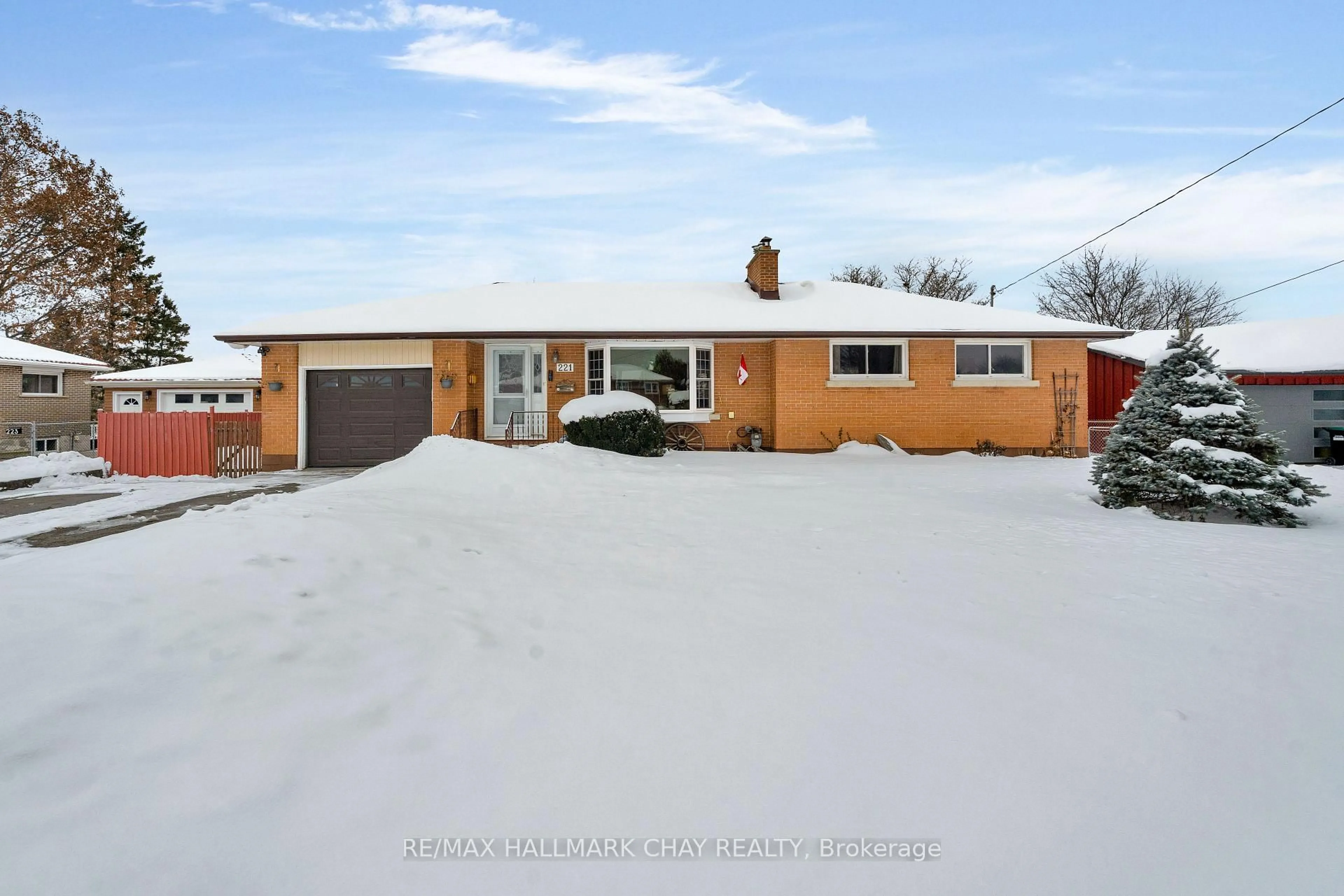 A pic from outside/outdoor area/front of a property/back of a property/a pic from drone, street for 221 Warnica Rd, Barrie Ontario L4N 3Z2