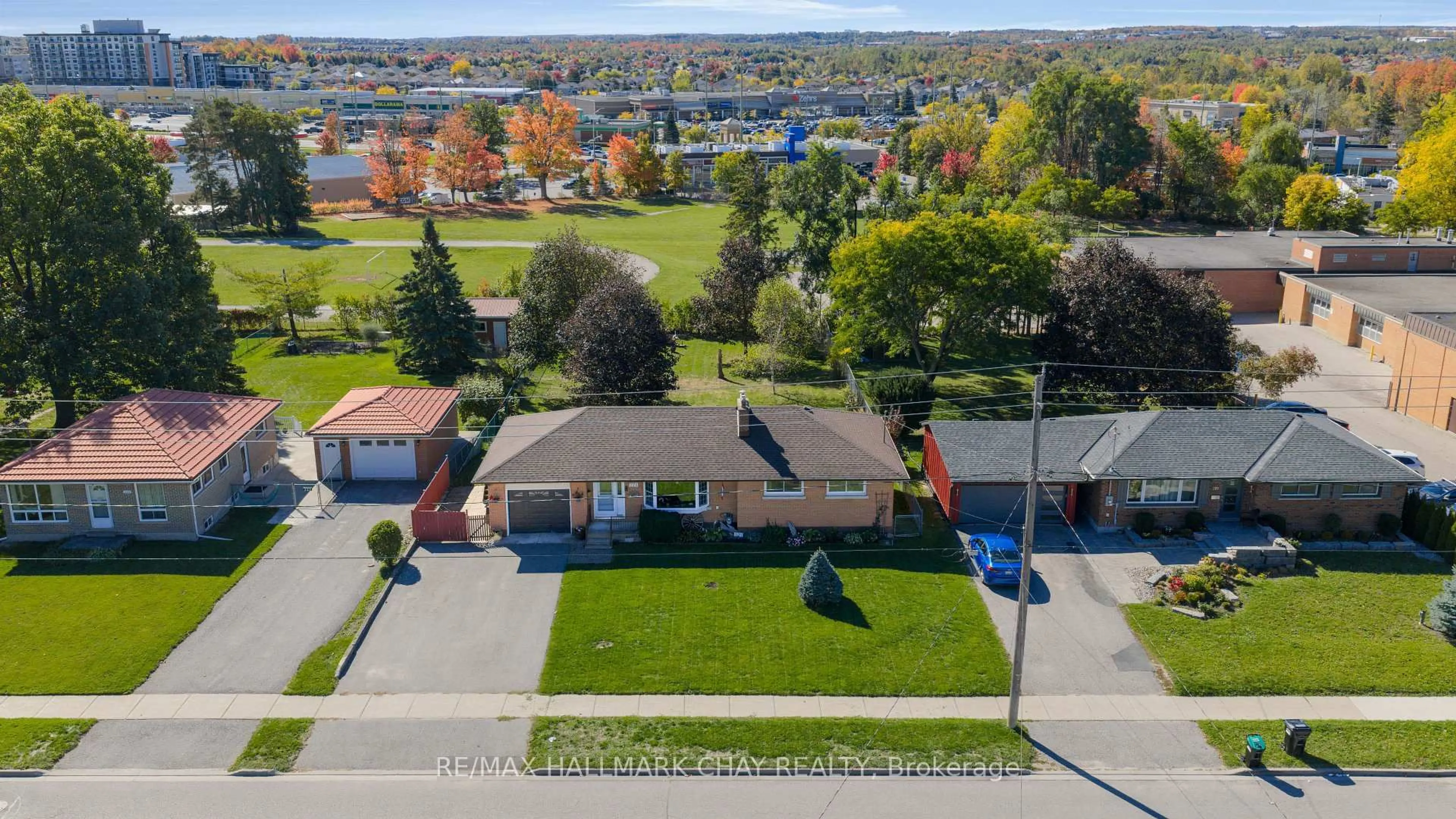 A pic from outside/outdoor area/front of a property/back of a property/a pic from drone, water/lake/river/ocean view for 221 Warnica Rd, Barrie Ontario L4N 3Z2