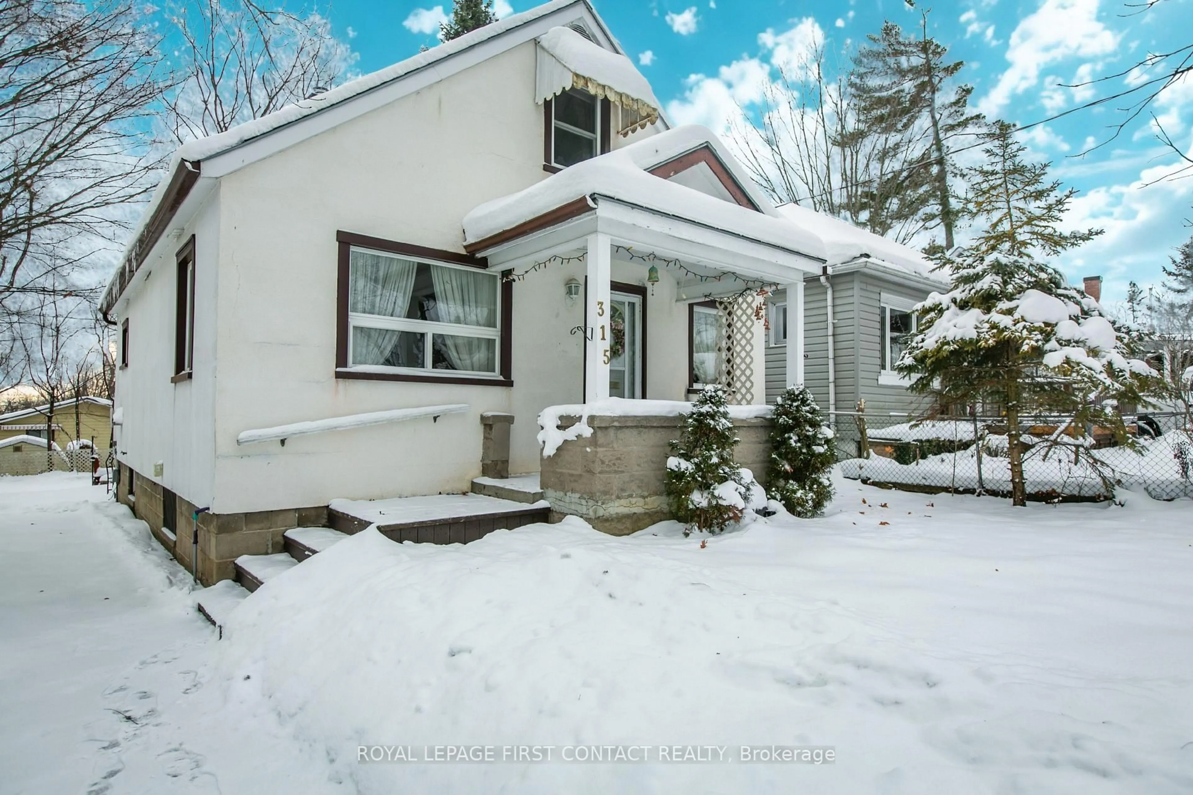 Home with vinyl exterior material, street for 315 Grenville Ave, Orillia Ontario L3V 2X7