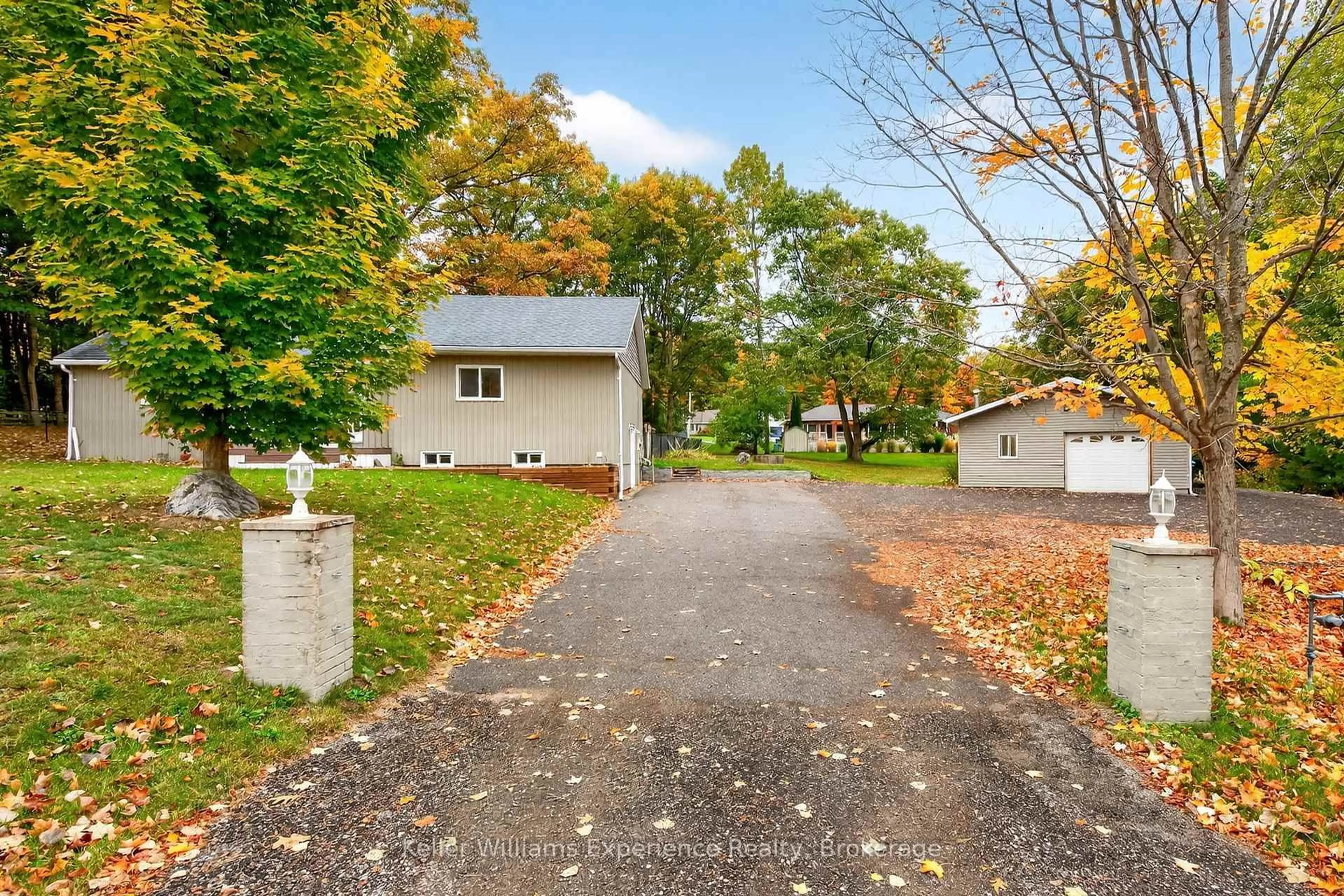 A pic from outside/outdoor area/front of a property/back of a property/a pic from drone, street for 1504 Golf Link Rd, Midland Ontario L4R 5L4