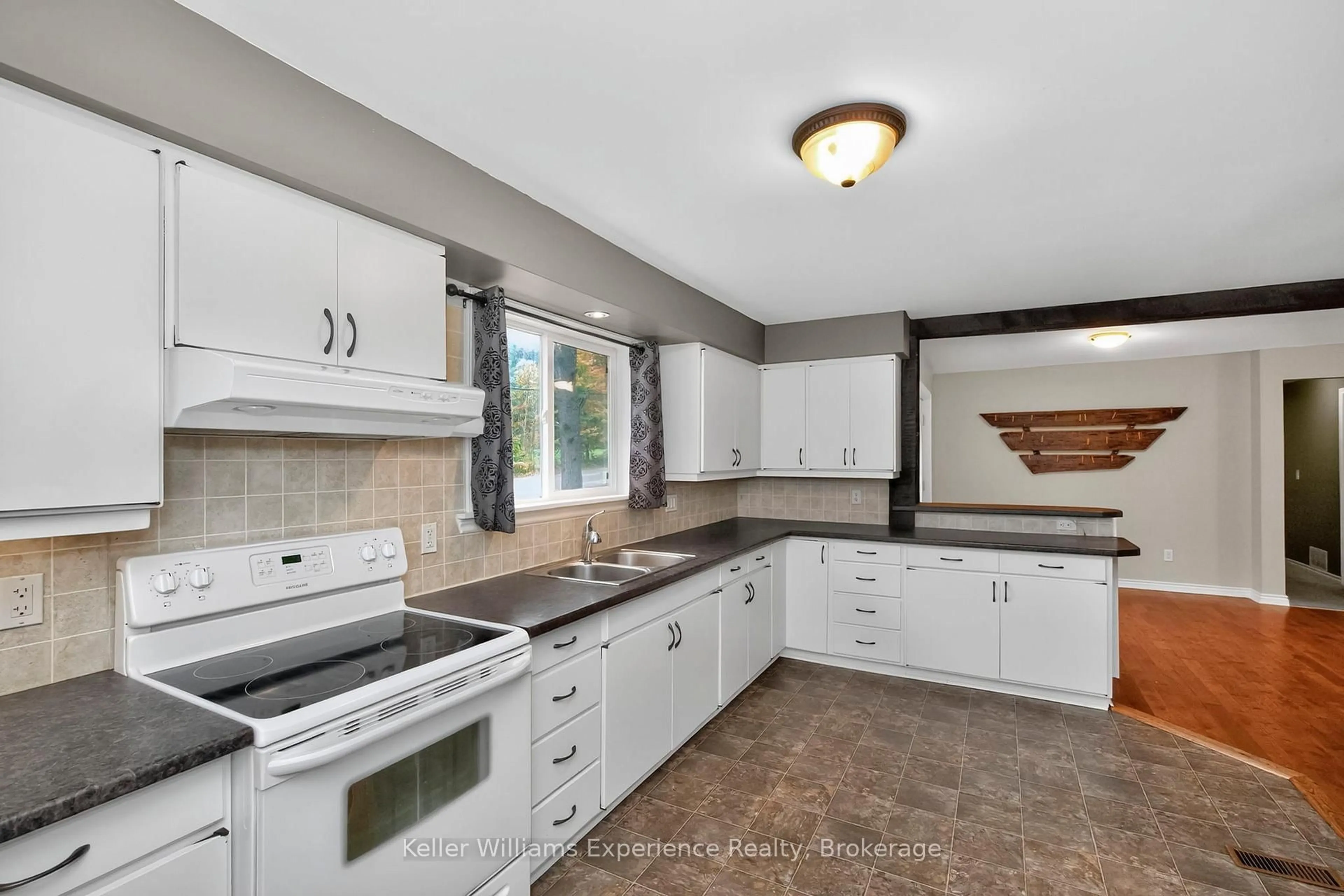 Open concept kitchen, ceramic/tile floor for 1504 Golf Link Rd, Midland Ontario L4R 5L4