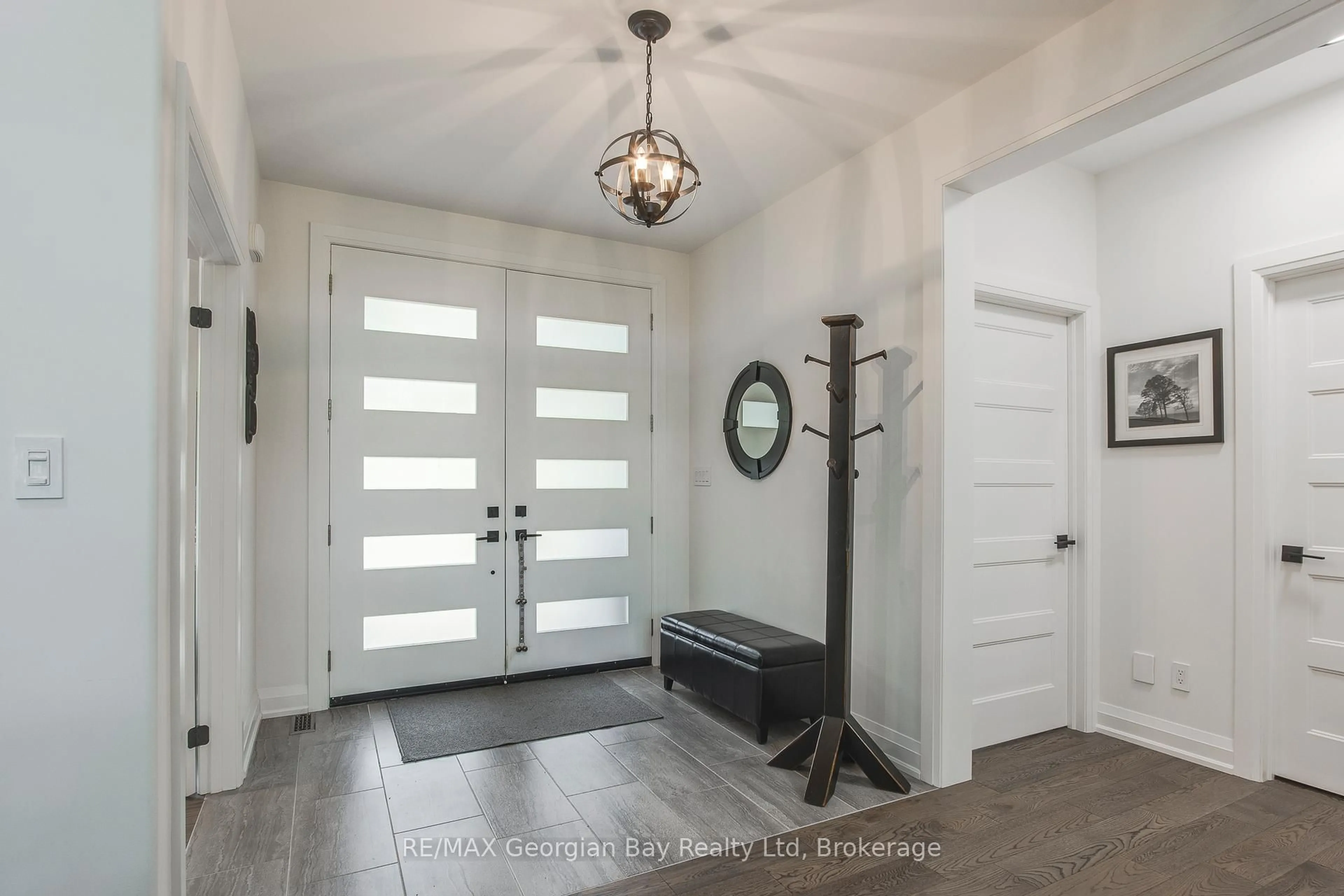 Indoor entryway for 50 Windermere Circ, Tay Ontario L4R 0C3