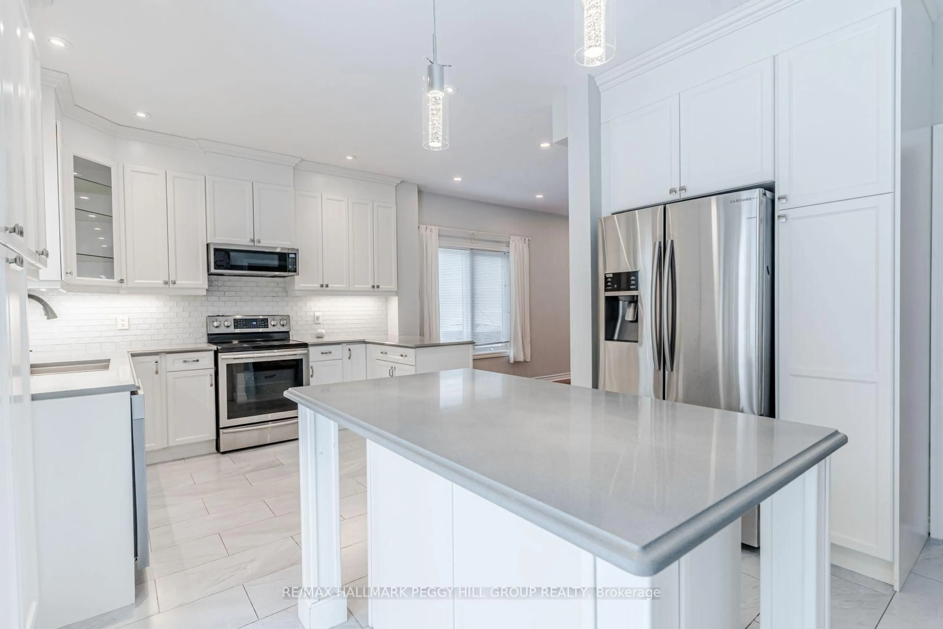Open concept kitchen, ceramic/tile floor for 6 Laurelwood Lane, Barrie Ontario L4N 0Z8