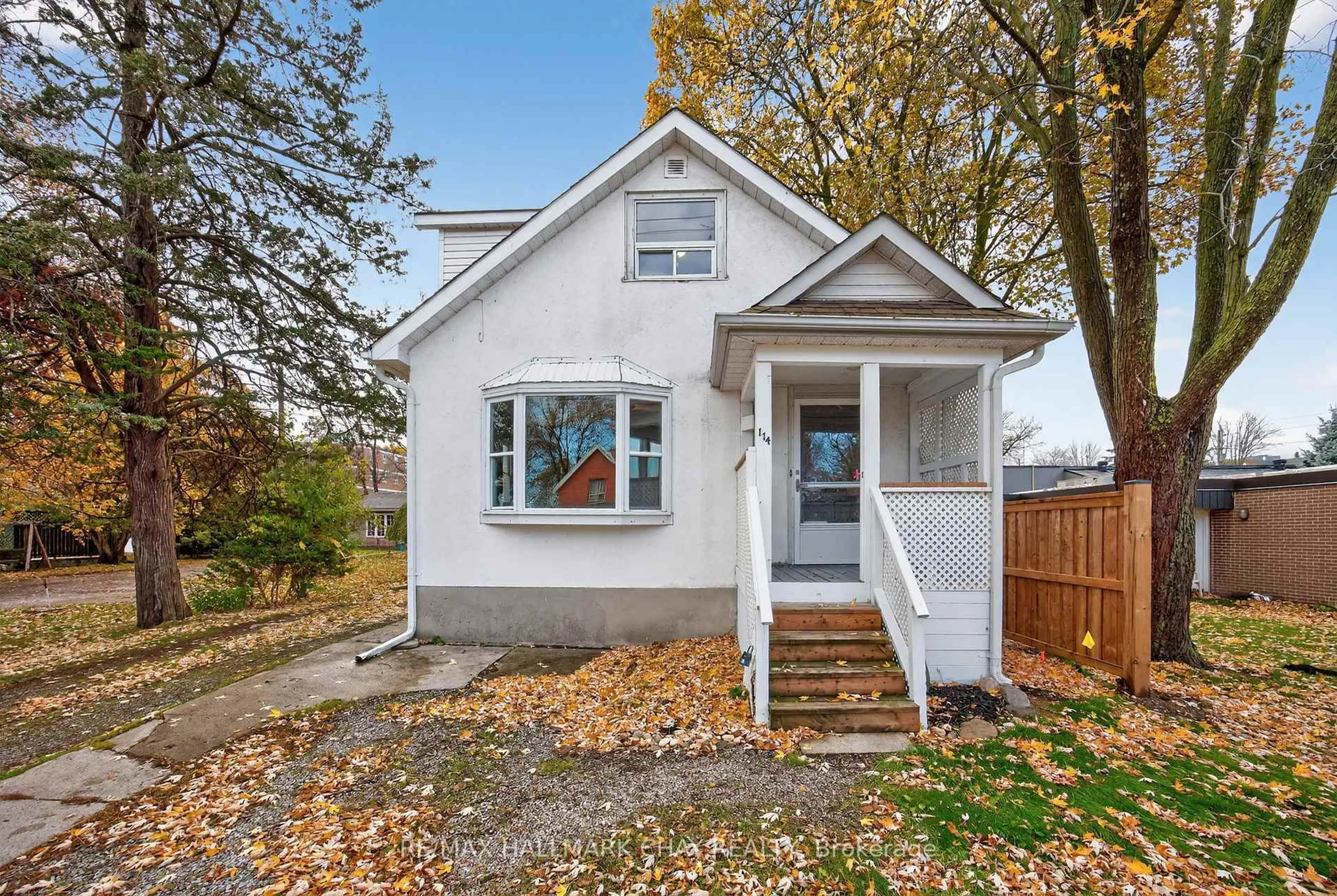 Home with vinyl exterior material, street for 114 Burton Ave, Barrie Ontario L4N 2R8