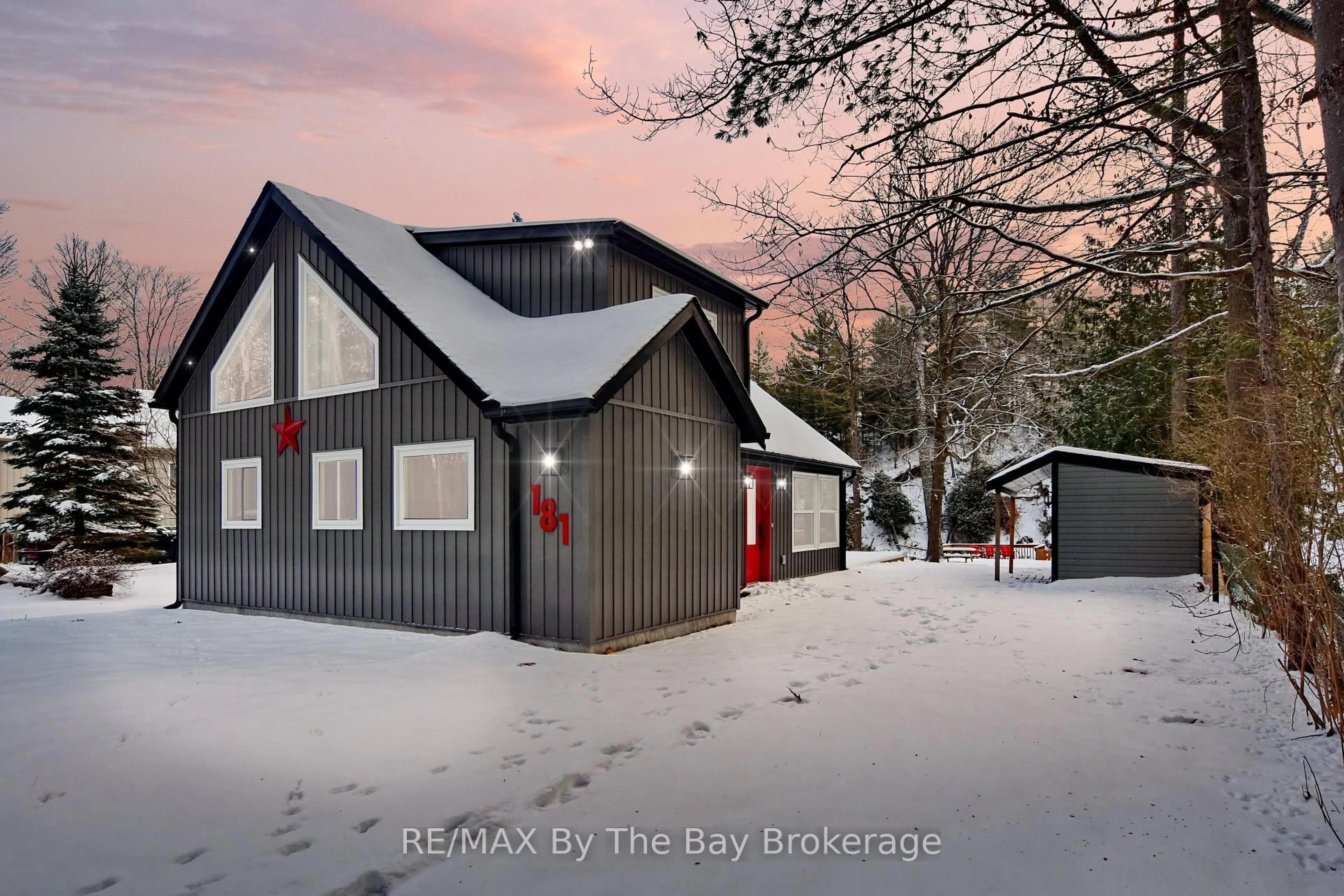 Indoor garage for 181 KNOX Rd, Wasaga Beach Ontario L9Z 2T6