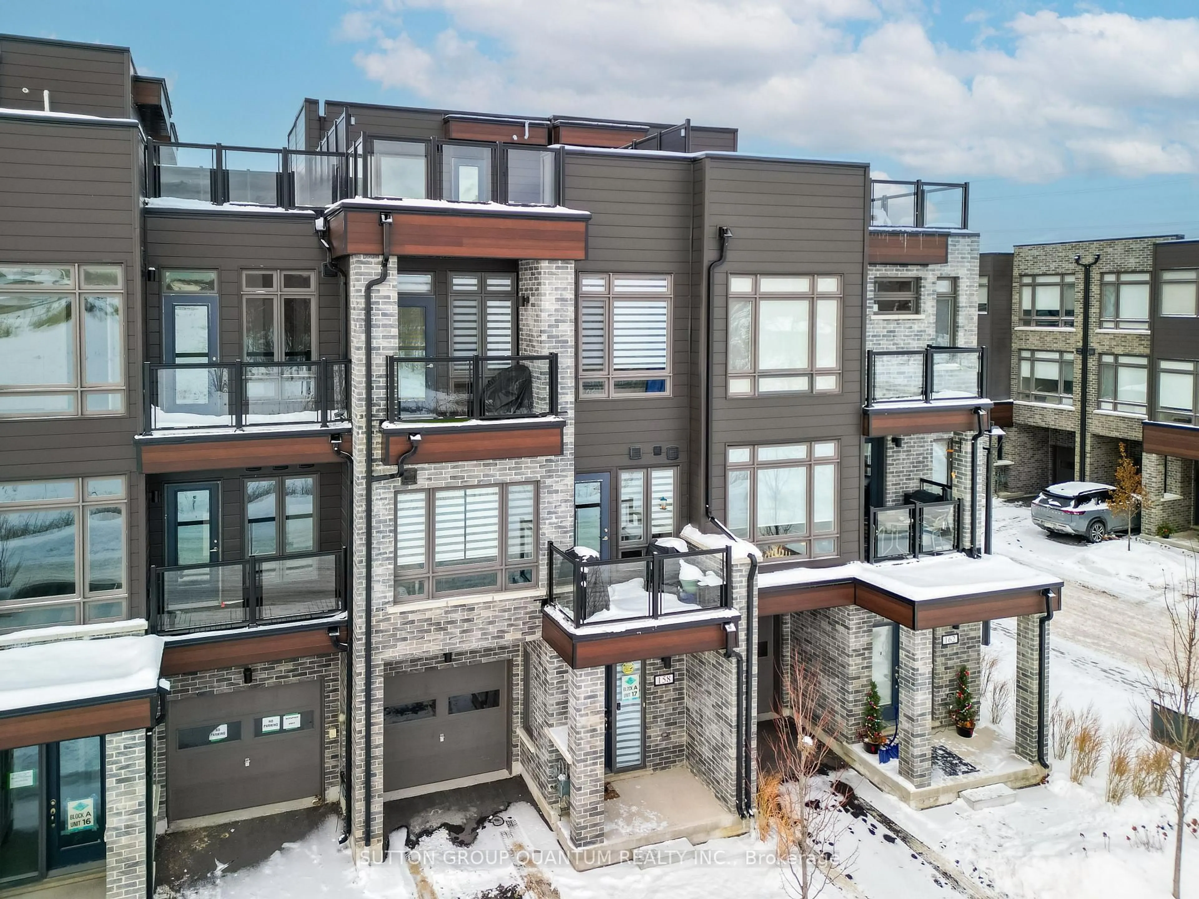 A pic from outside/outdoor area/front of a property/back of a property/a pic from drone, unknown for 158 Elgin St, Orillia Ontario L3V 1R2