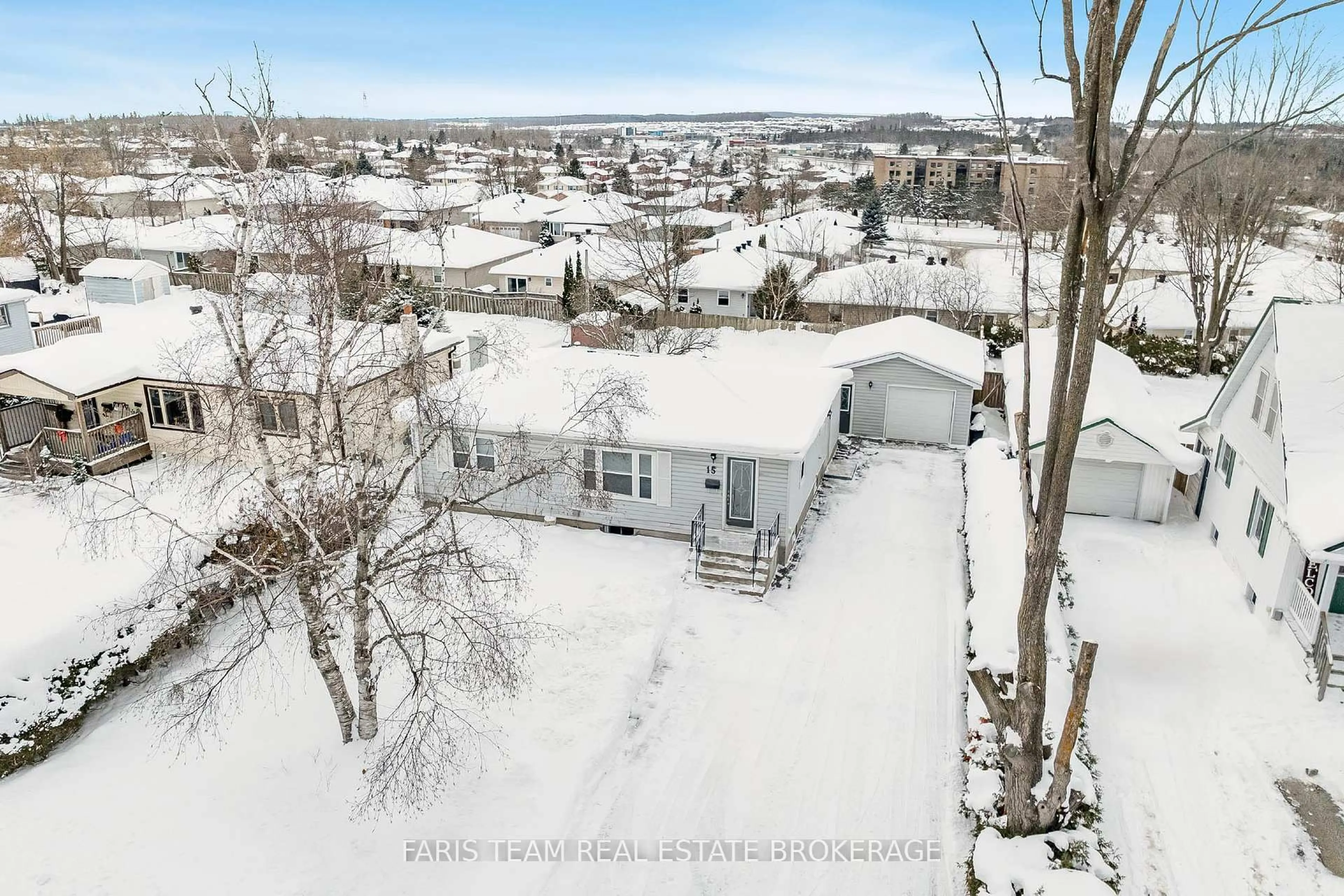 A pic from outside/outdoor area/front of a property/back of a property/a pic from drone, unknown for 15 Derby St, Orillia Ontario L3V 5R4