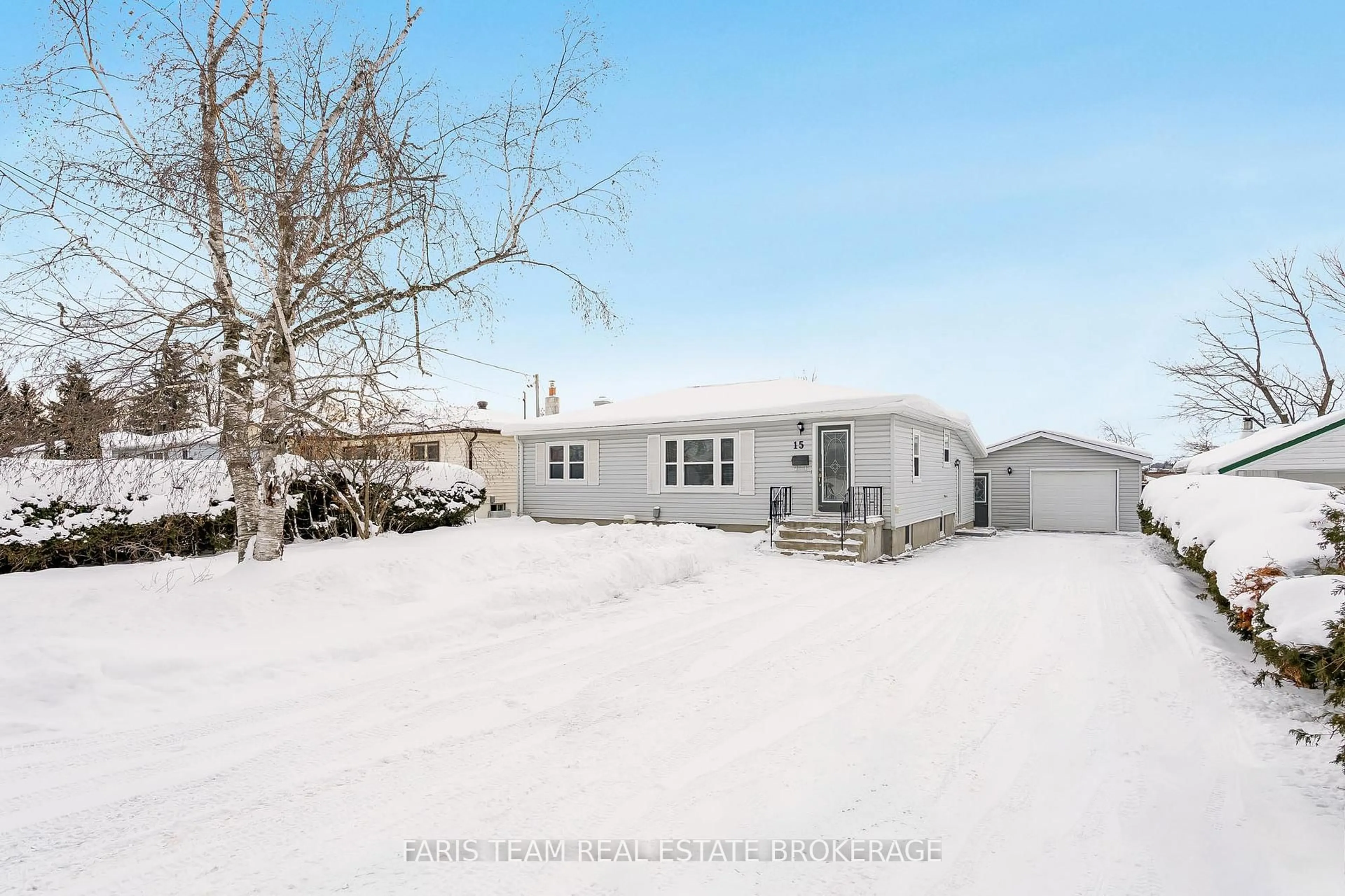 A pic from outside/outdoor area/front of a property/back of a property/a pic from drone, street for 15 Derby St, Orillia Ontario L3V 5R4