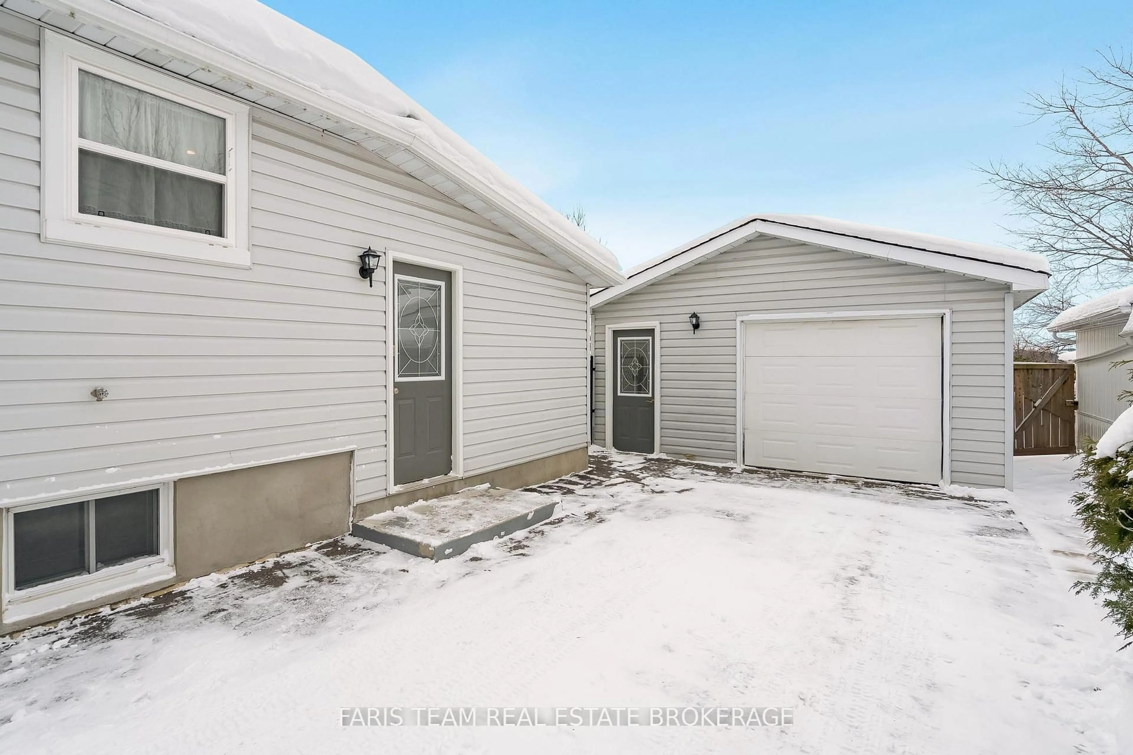 Unknown for 15 Derby St, Orillia Ontario L3V 5R4