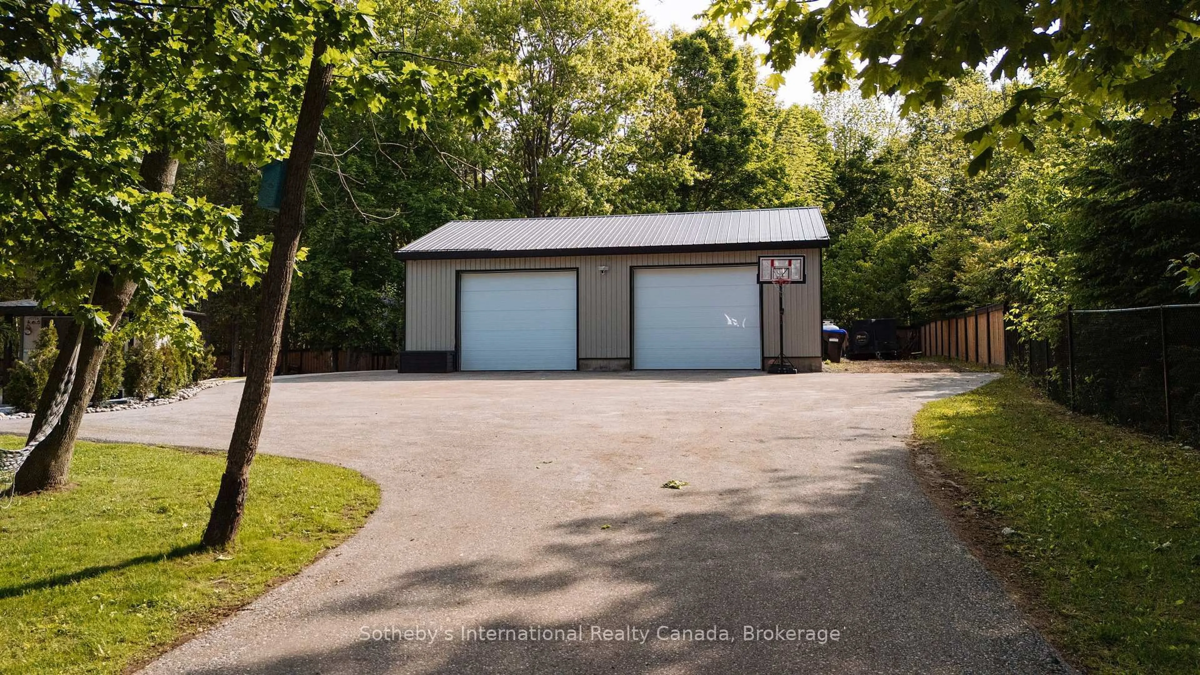 Indoor garage for 129 Bass Line, Oro-Medonte Ontario L3V 0J9