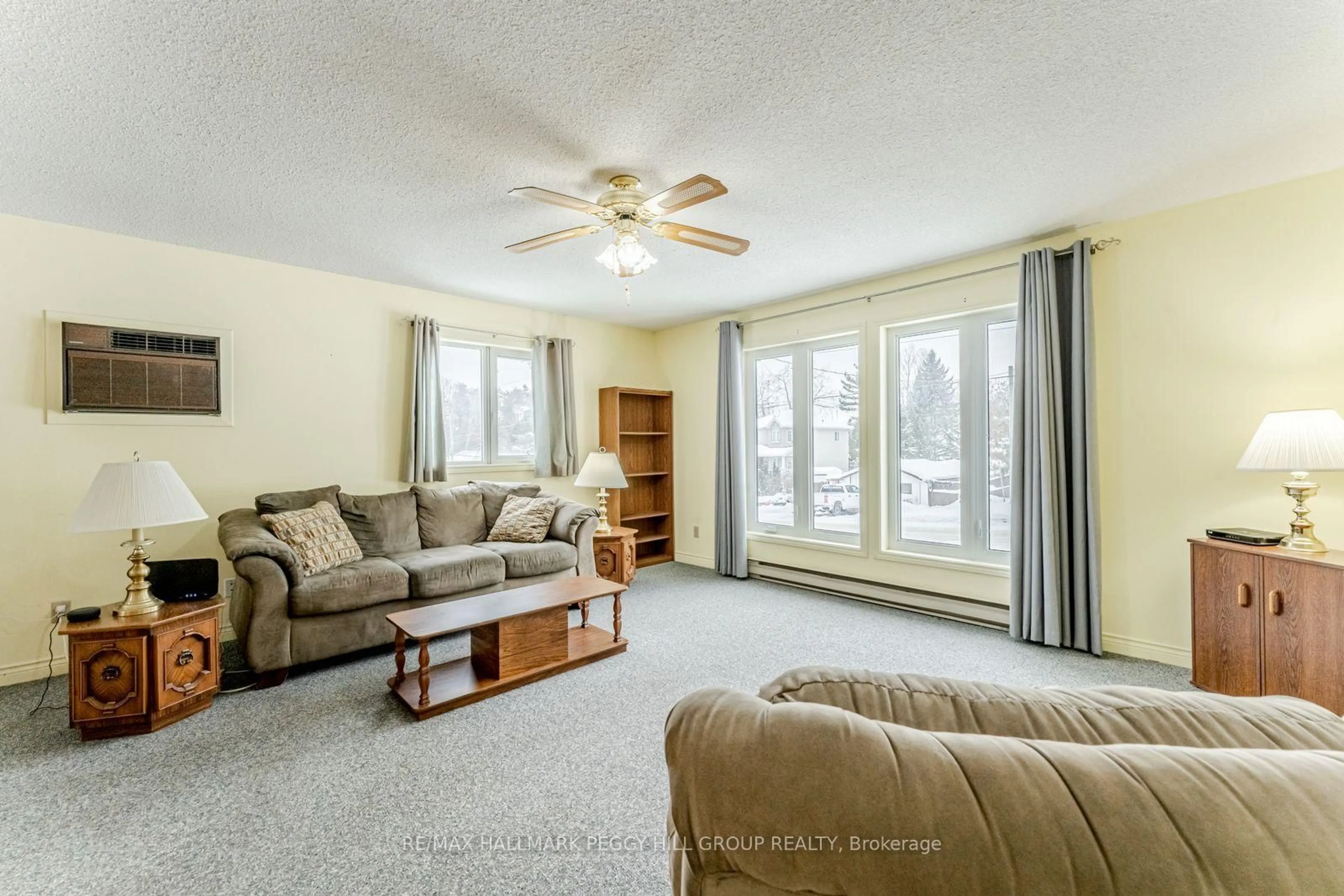Living room with furniture, carpet floor for 325 Ouida St, Tay Ontario L0K 2C0