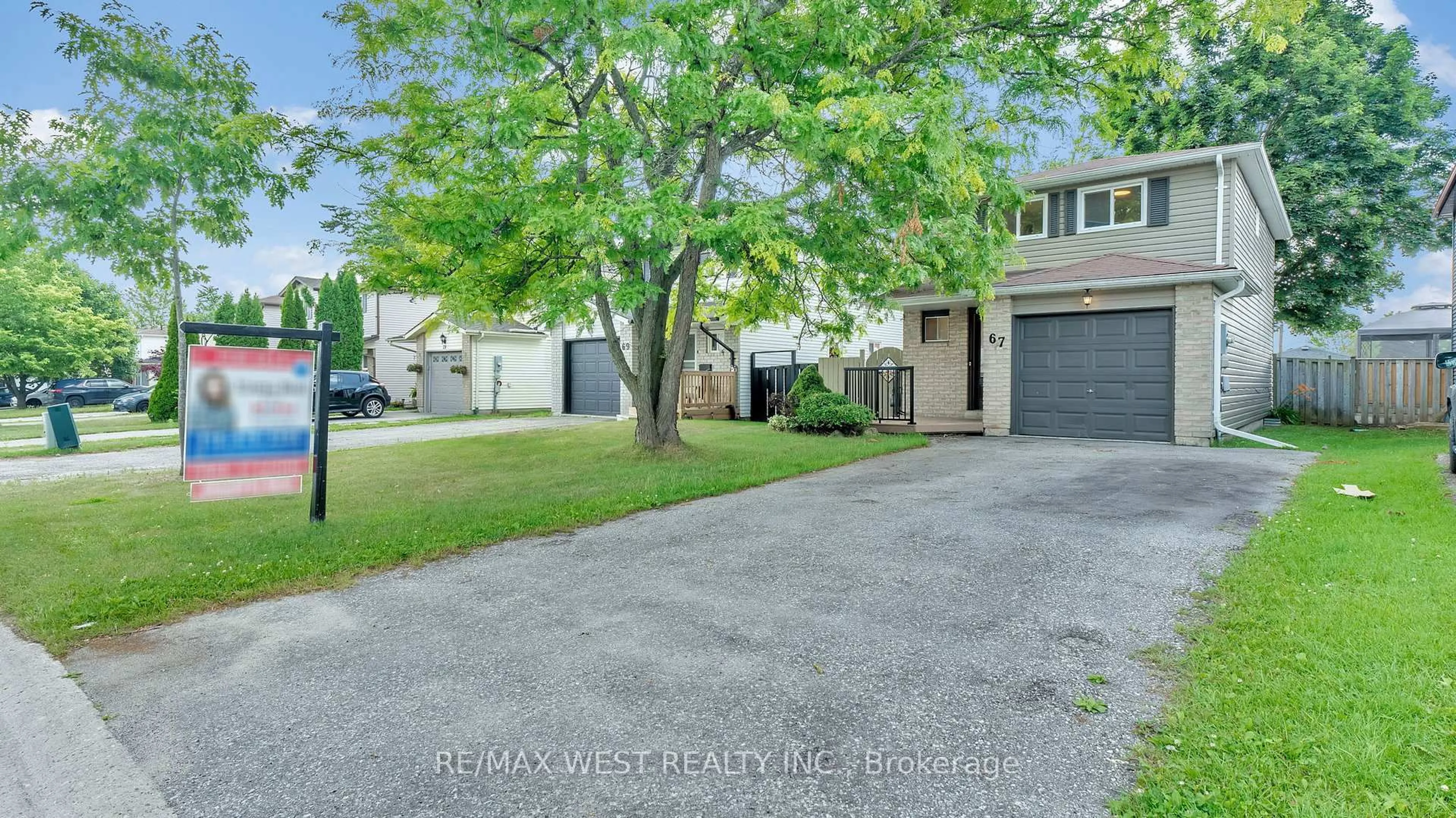 A pic from outside/outdoor area/front of a property/back of a property/a pic from drone, street for 67 Corbett Dr, Barrie Ontario L4M 5V5