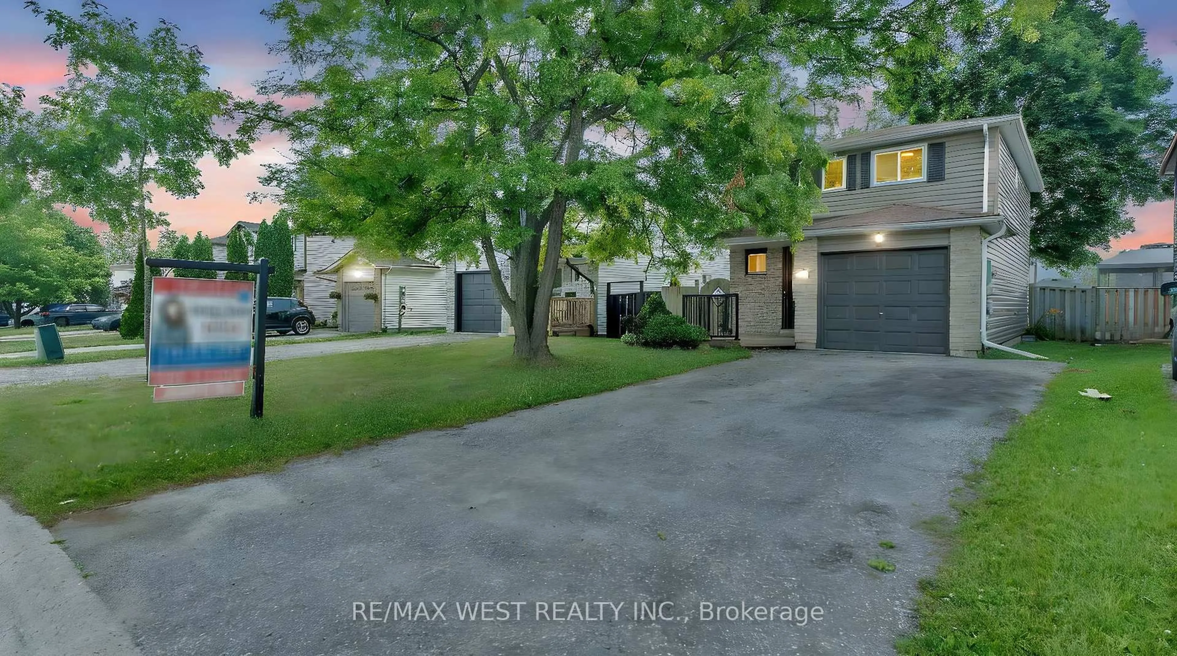 A pic from outside/outdoor area/front of a property/back of a property/a pic from drone, street for 67 Corbett Dr, Barrie Ontario L4M 5V5