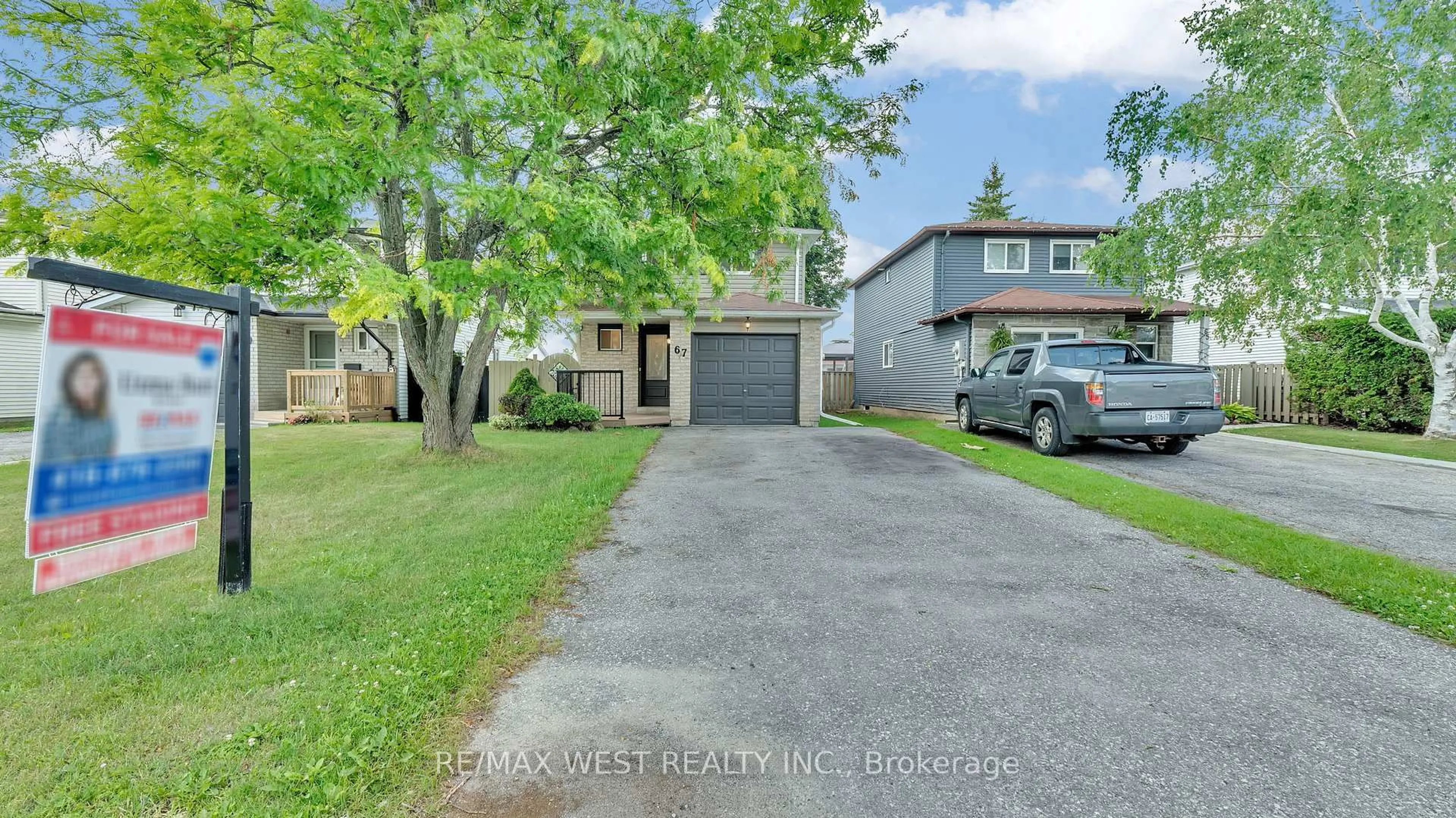 A pic from outside/outdoor area/front of a property/back of a property/a pic from drone, street for 67 Corbett Dr, Barrie Ontario L4M 5V5