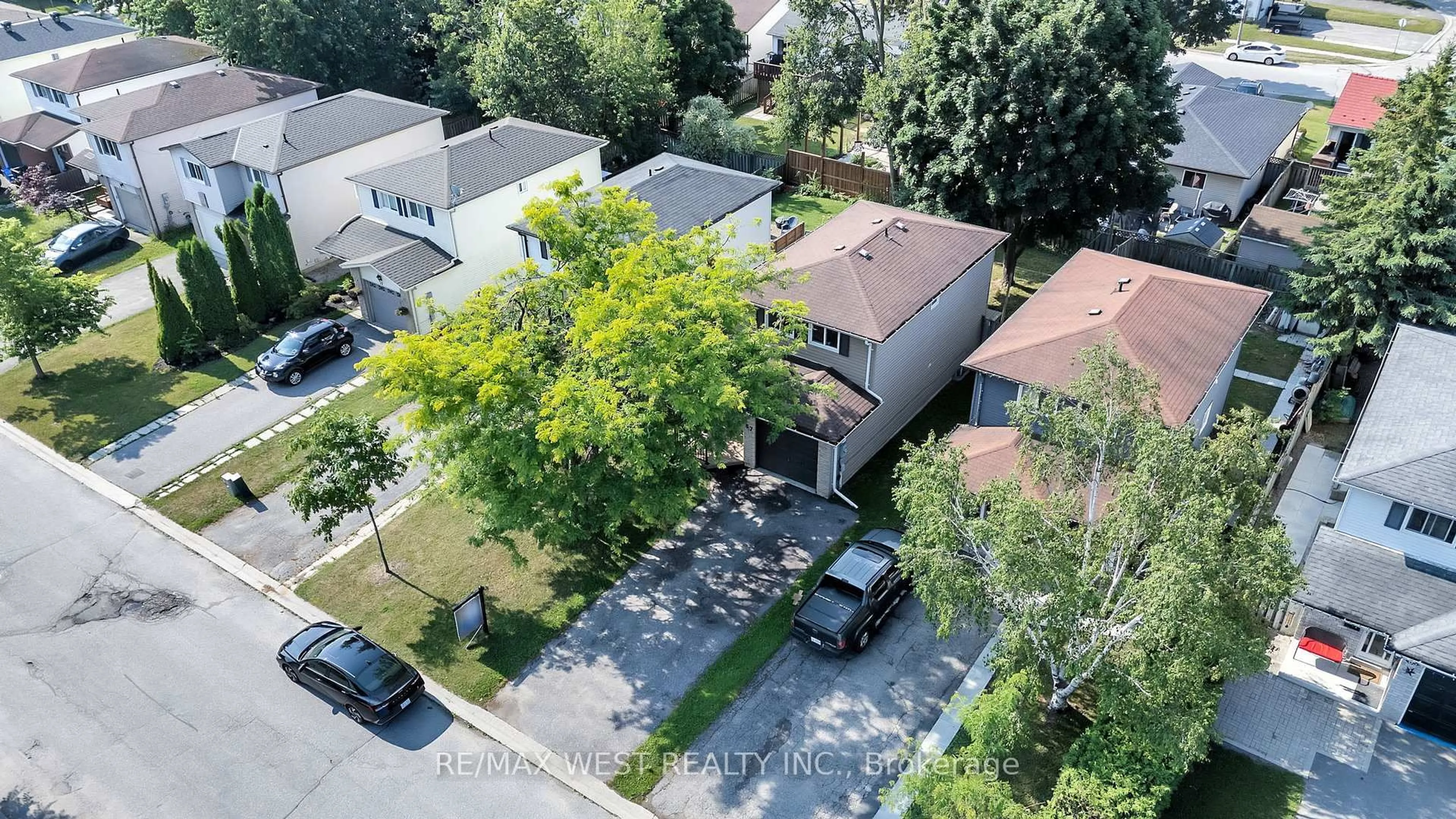 A pic from outside/outdoor area/front of a property/back of a property/a pic from drone, street for 67 Corbett Dr, Barrie Ontario L4M 5V5