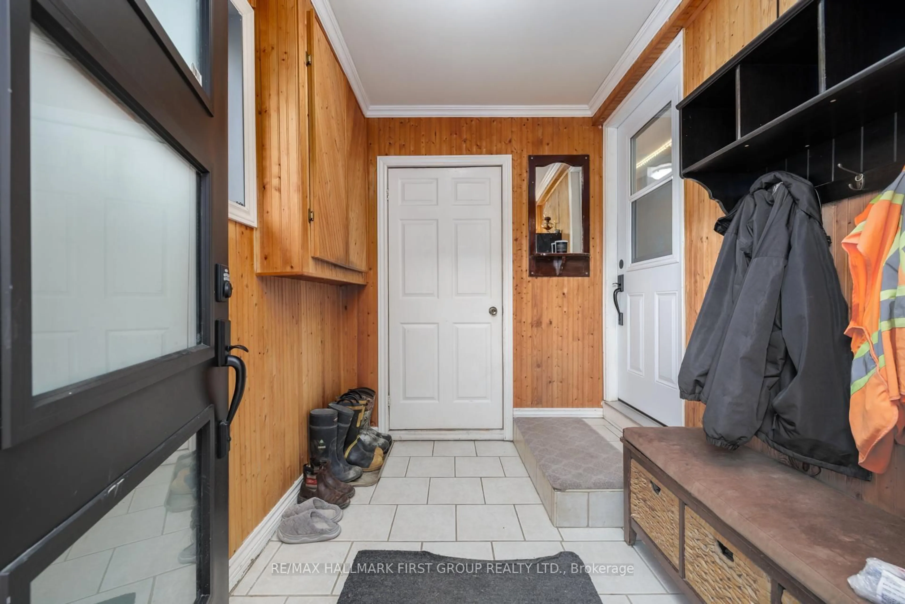 Indoor entryway for 6386 Bluebird St, Ramara Ontario L3V 6H6