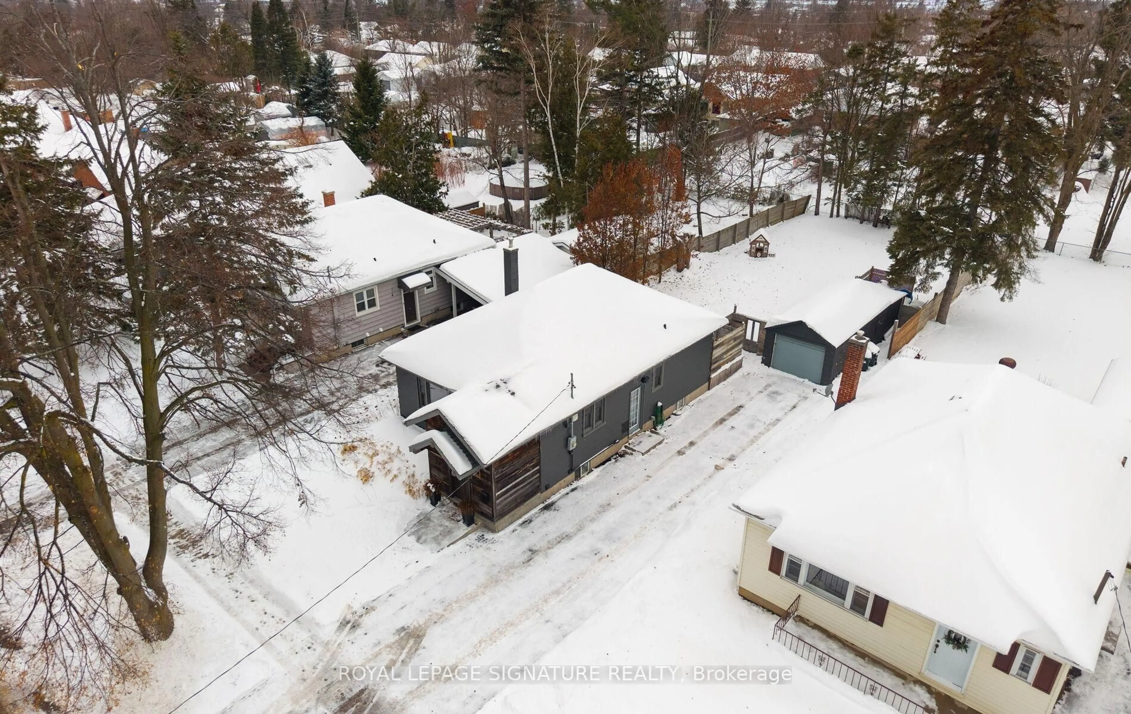 A pic from outside/outdoor area/front of a property/back of a property/a pic from drone, street for 122 Queen St, Barrie Ontario L4M 1Z5