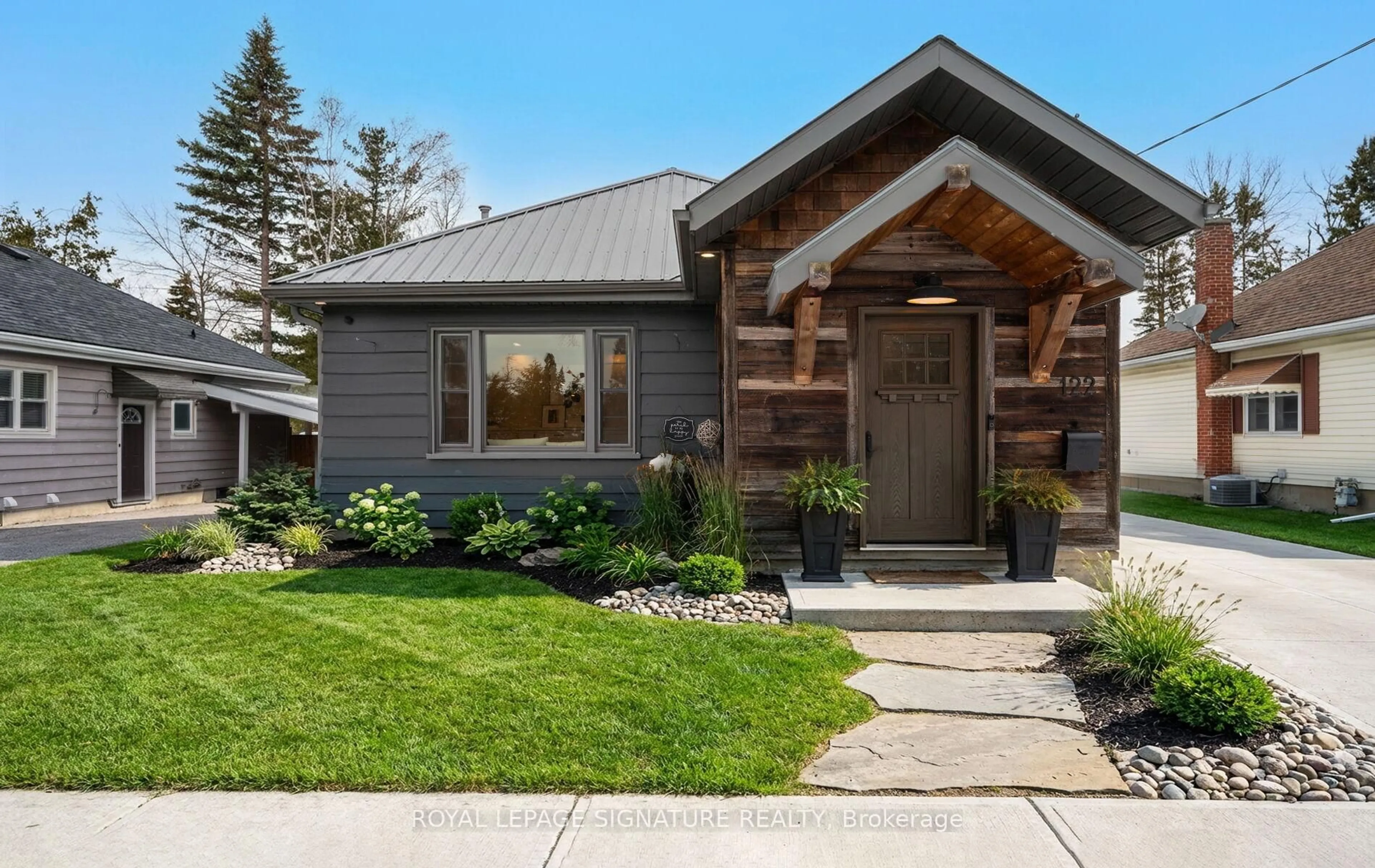 Home with brick exterior material, street for 122 Queen St, Barrie Ontario L4M 1Z5