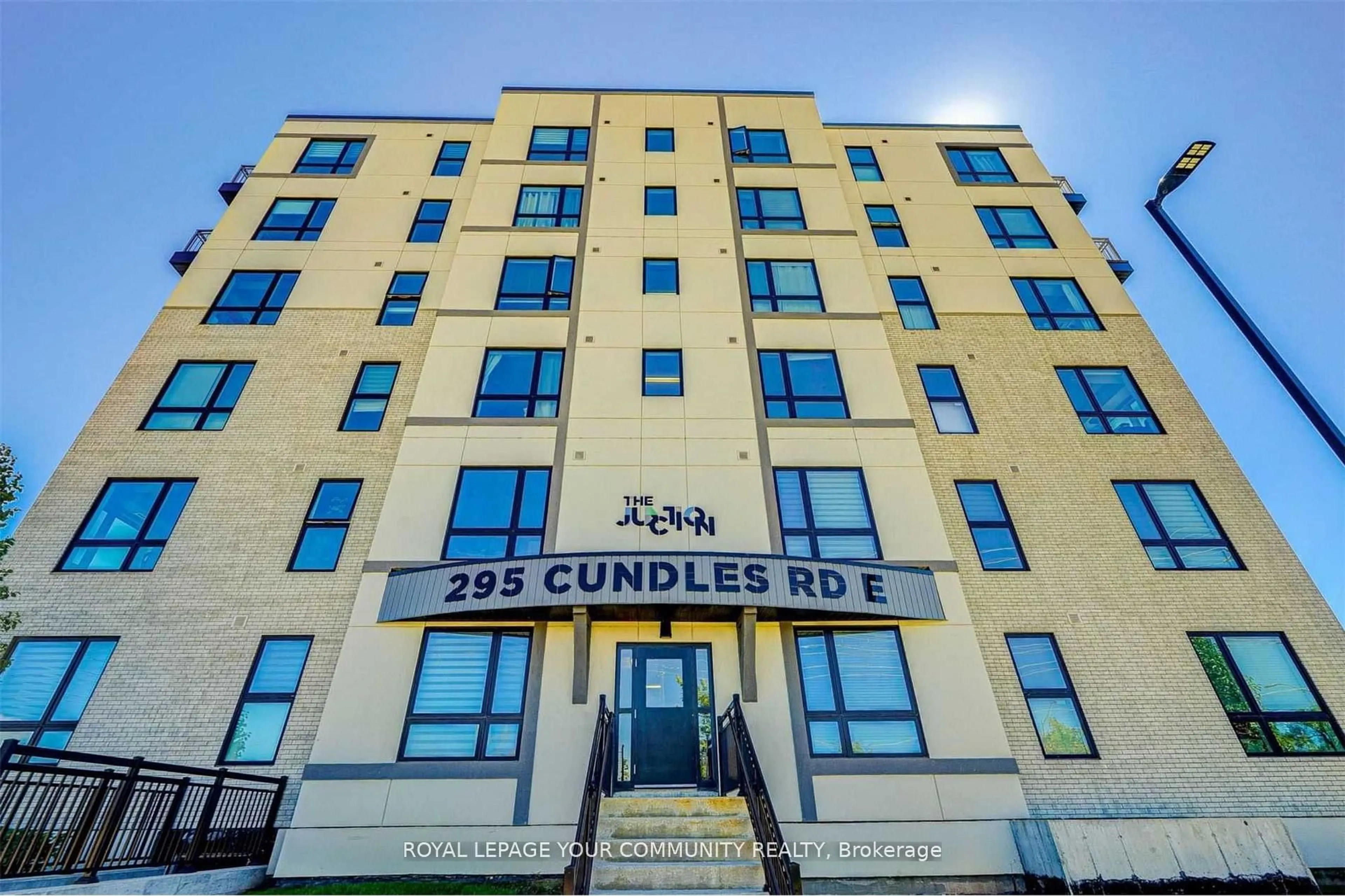 Indoor foyer for 295 Cundles Rd #304, Barrie Ontario L4E 1A2