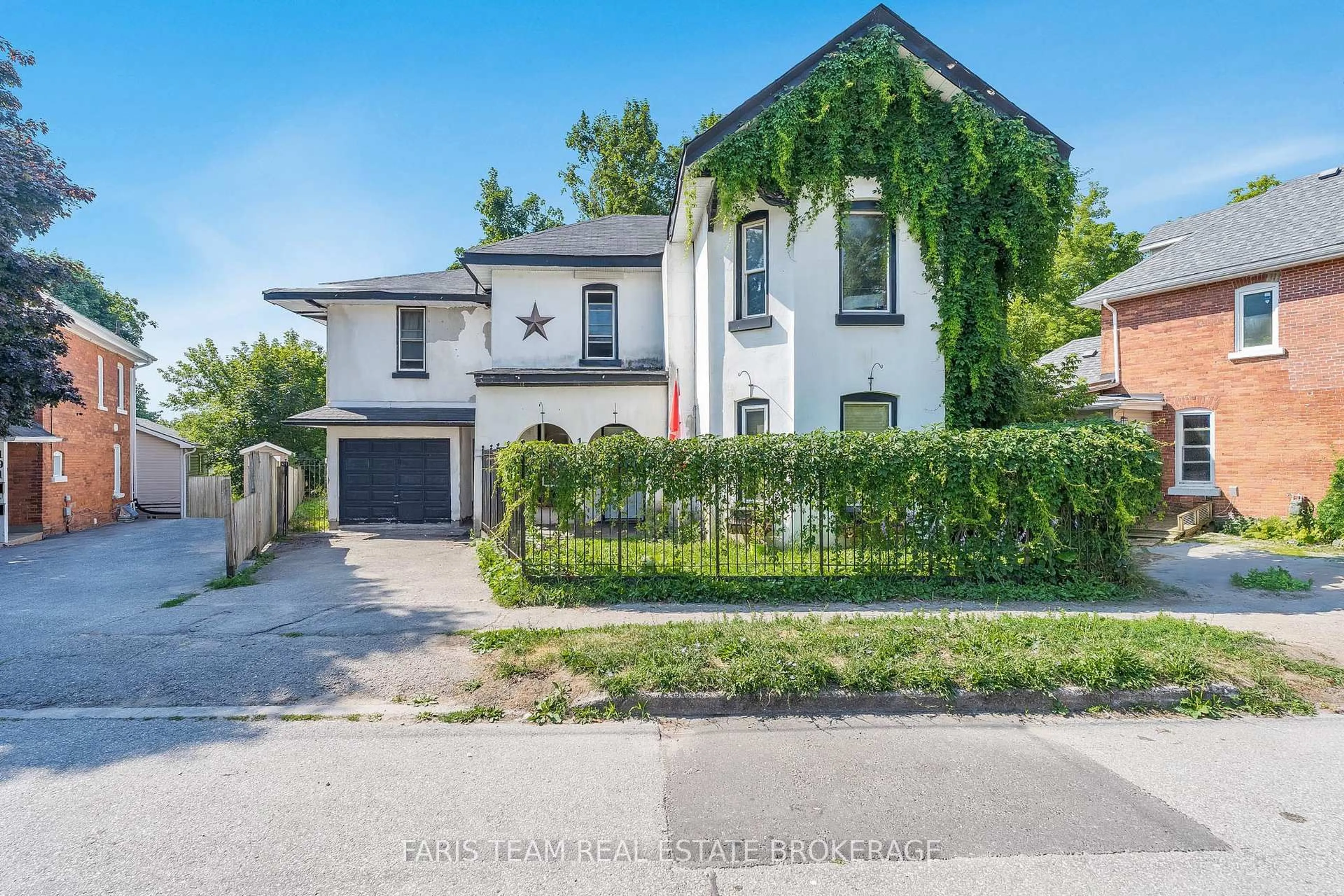 A pic from outside/outdoor area/front of a property/back of a property/a pic from drone, street for 195 Nottawasaga St, Orillia Ontario L3V 3K2