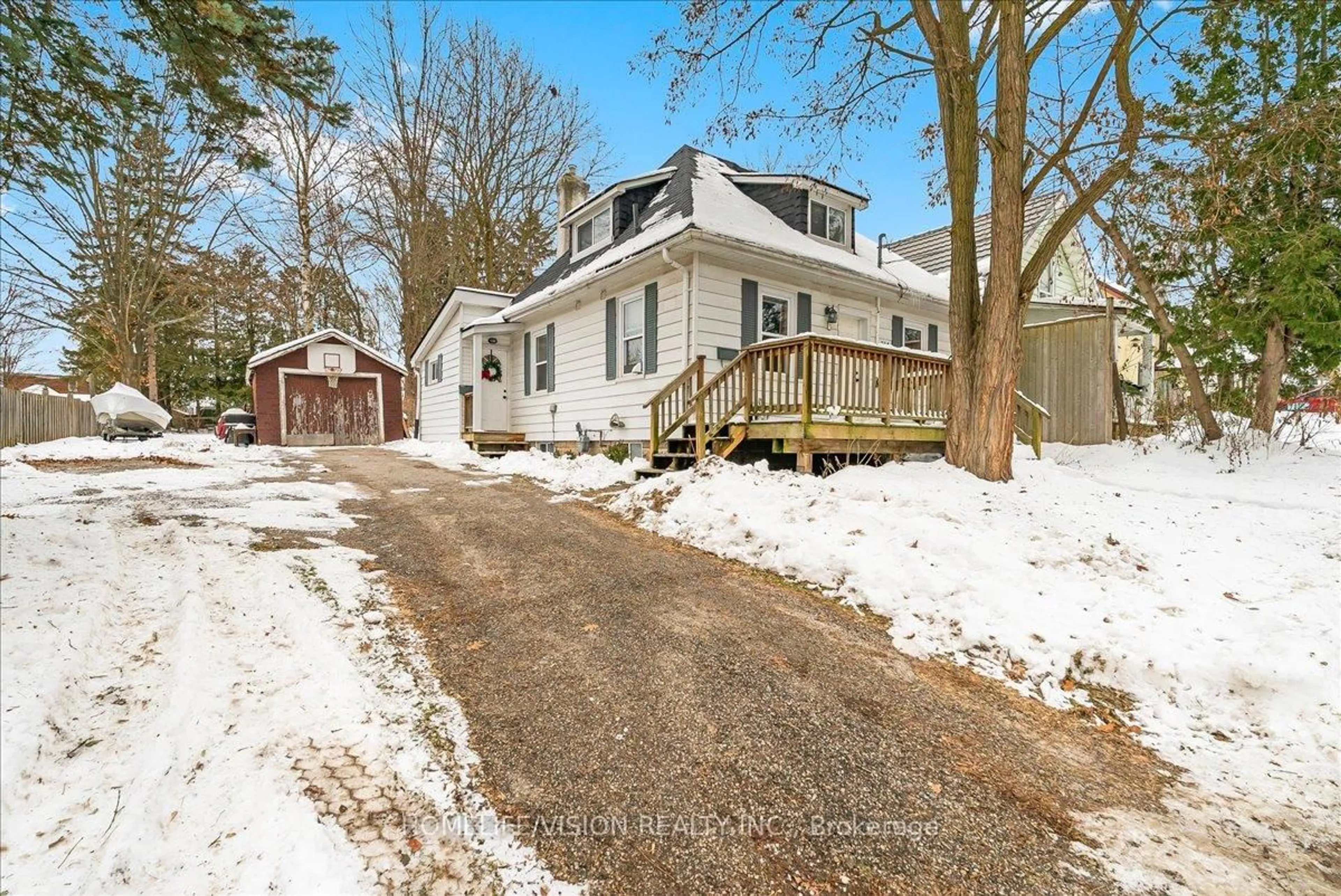 A pic from outside/outdoor area/front of a property/back of a property/a pic from drone, street for 314 RUSSELL St, Midland Ontario L4R 3A2