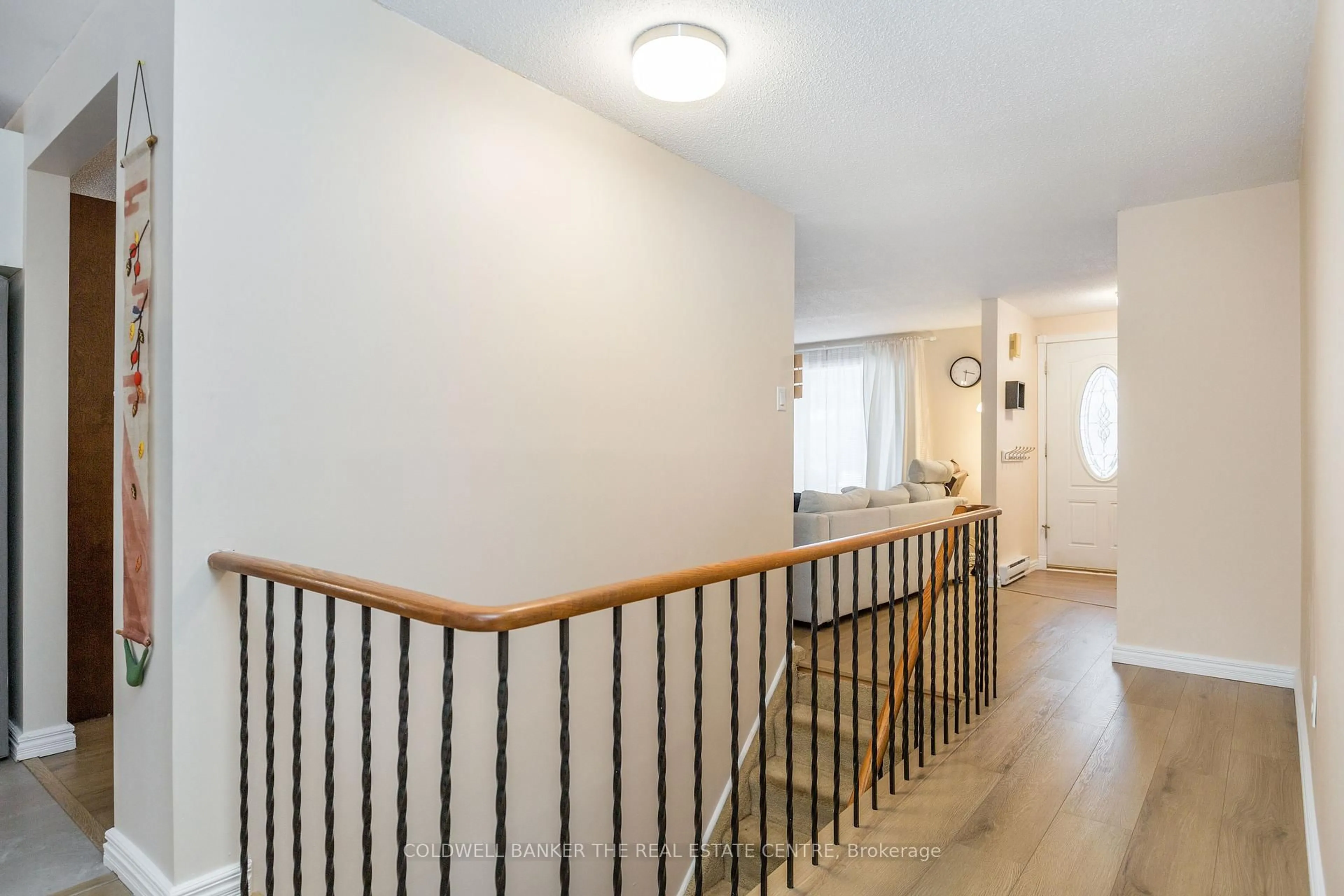 Indoor foyer for 321 Sunnidale Rd, Barrie Ontario L4N 5R1