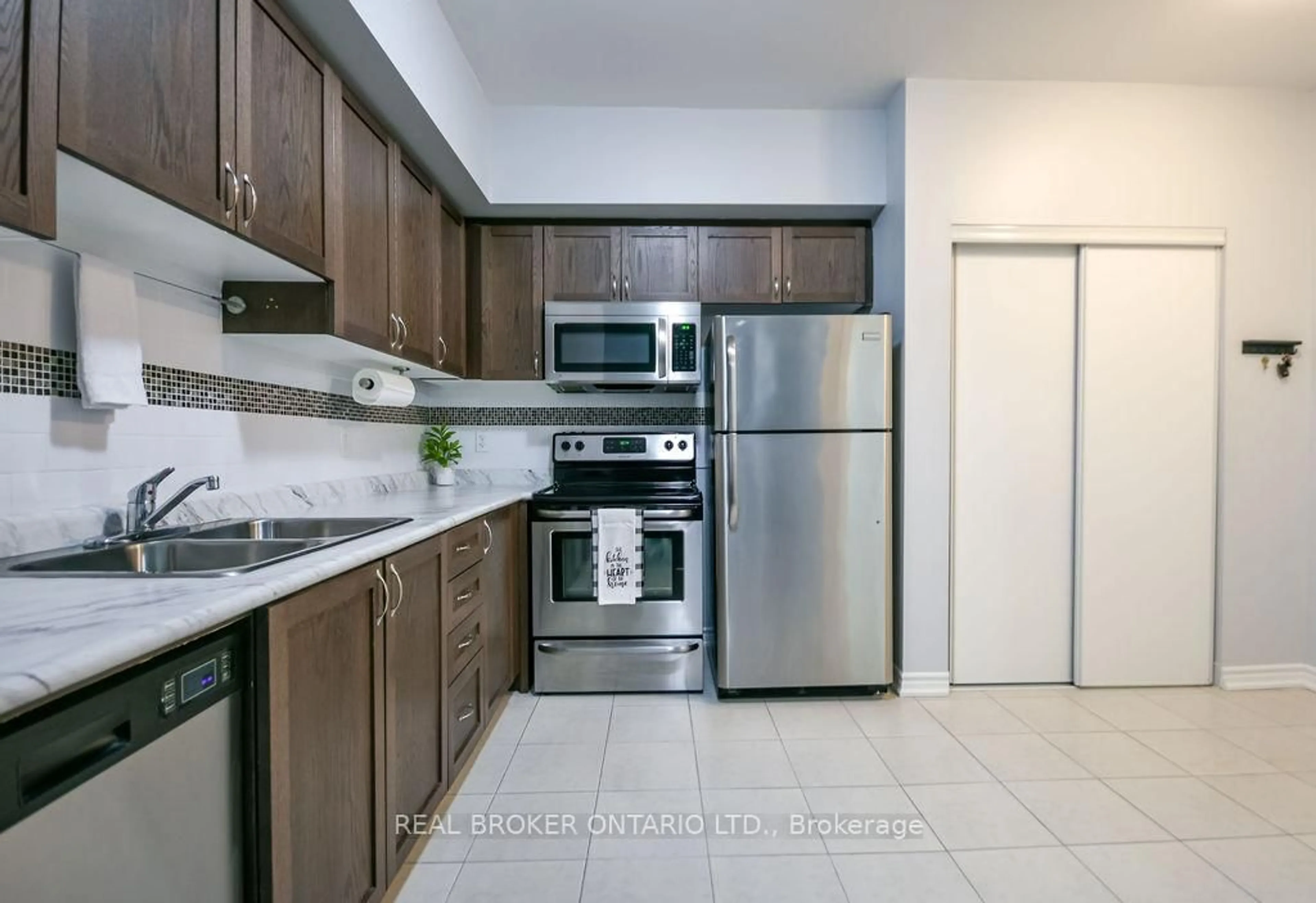 Standard kitchen, ceramic/tile floor for 40 Ferndale Dr #404, Barrie Ontario L4N 2L3