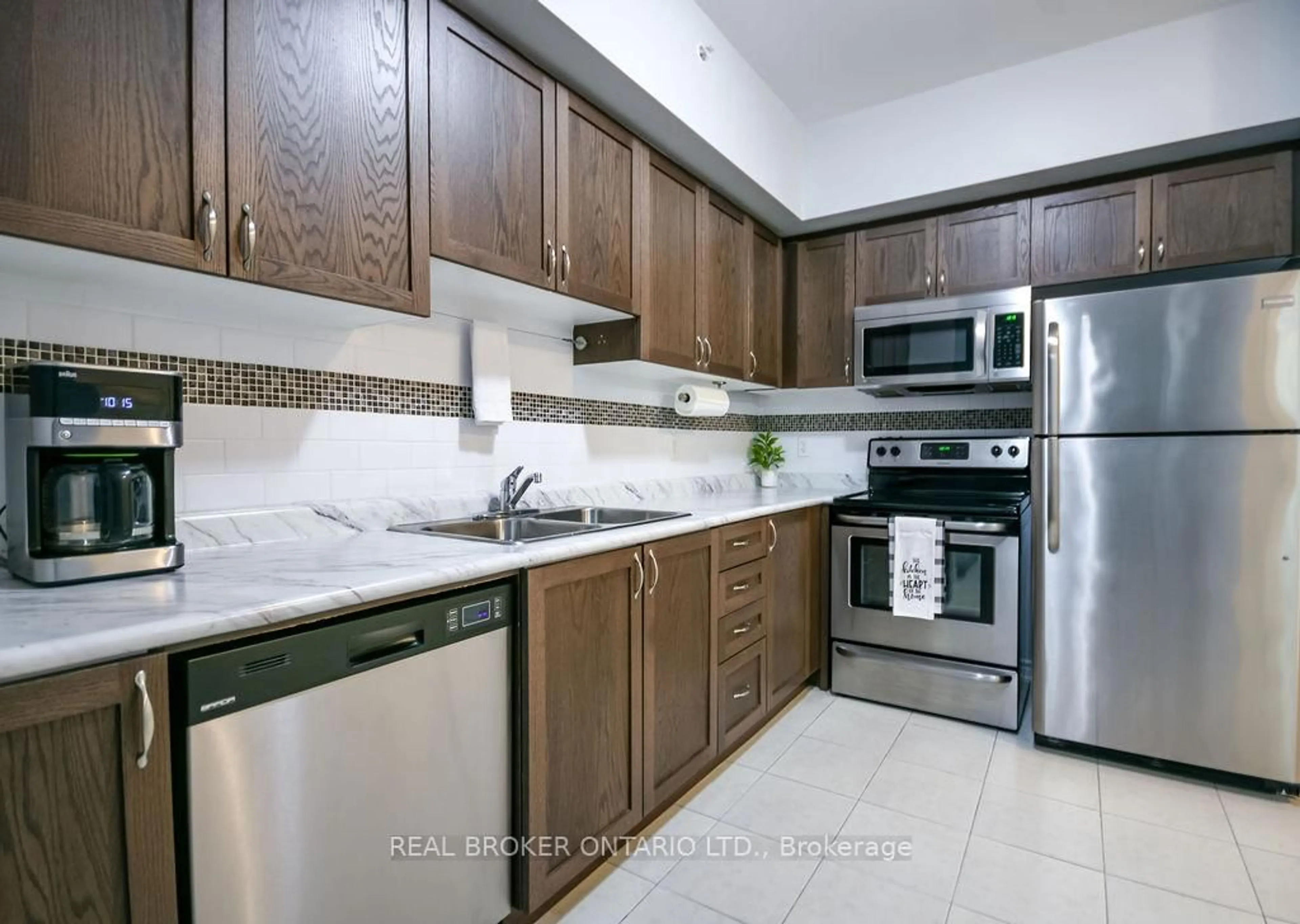 Standard kitchen, ceramic/tile floor for 40 Ferndale Dr #404, Barrie Ontario L4N 2L3
