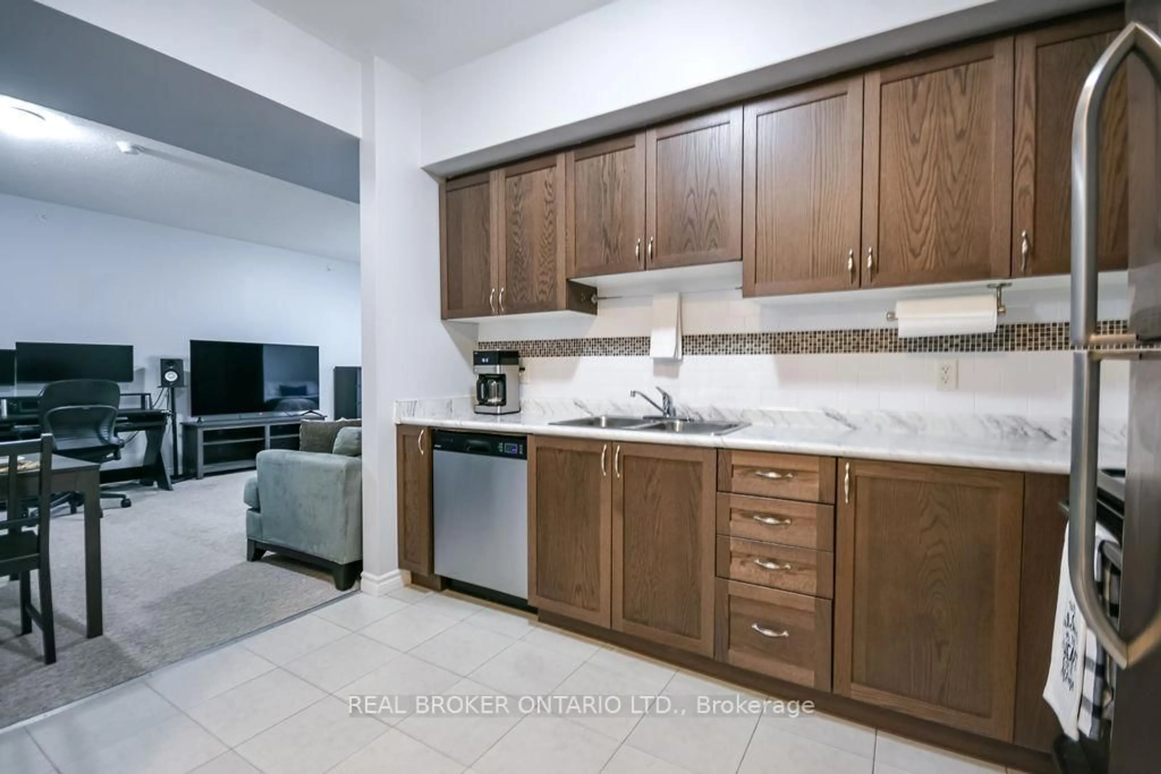 Standard kitchen, ceramic/tile floor for 40 Ferndale Dr #404, Barrie Ontario L4N 2L3