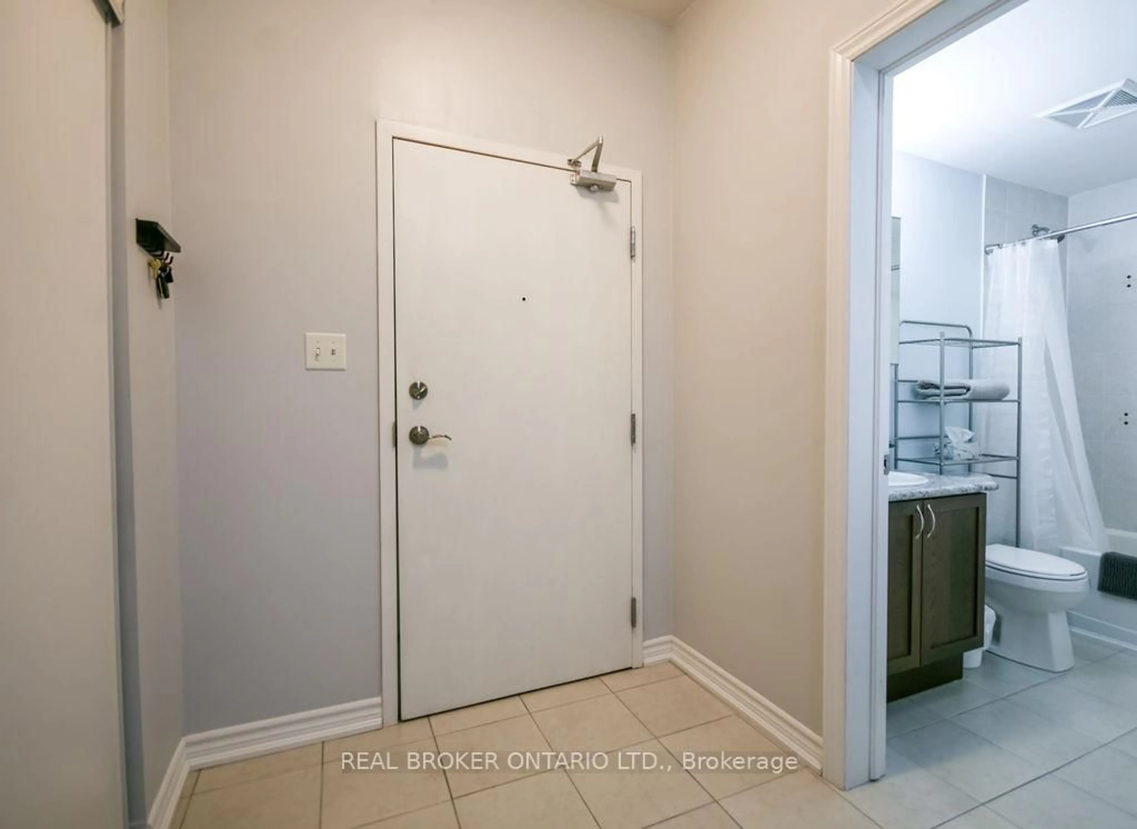 Indoor entryway for 40 Ferndale Dr #404, Barrie Ontario L4N 2L3