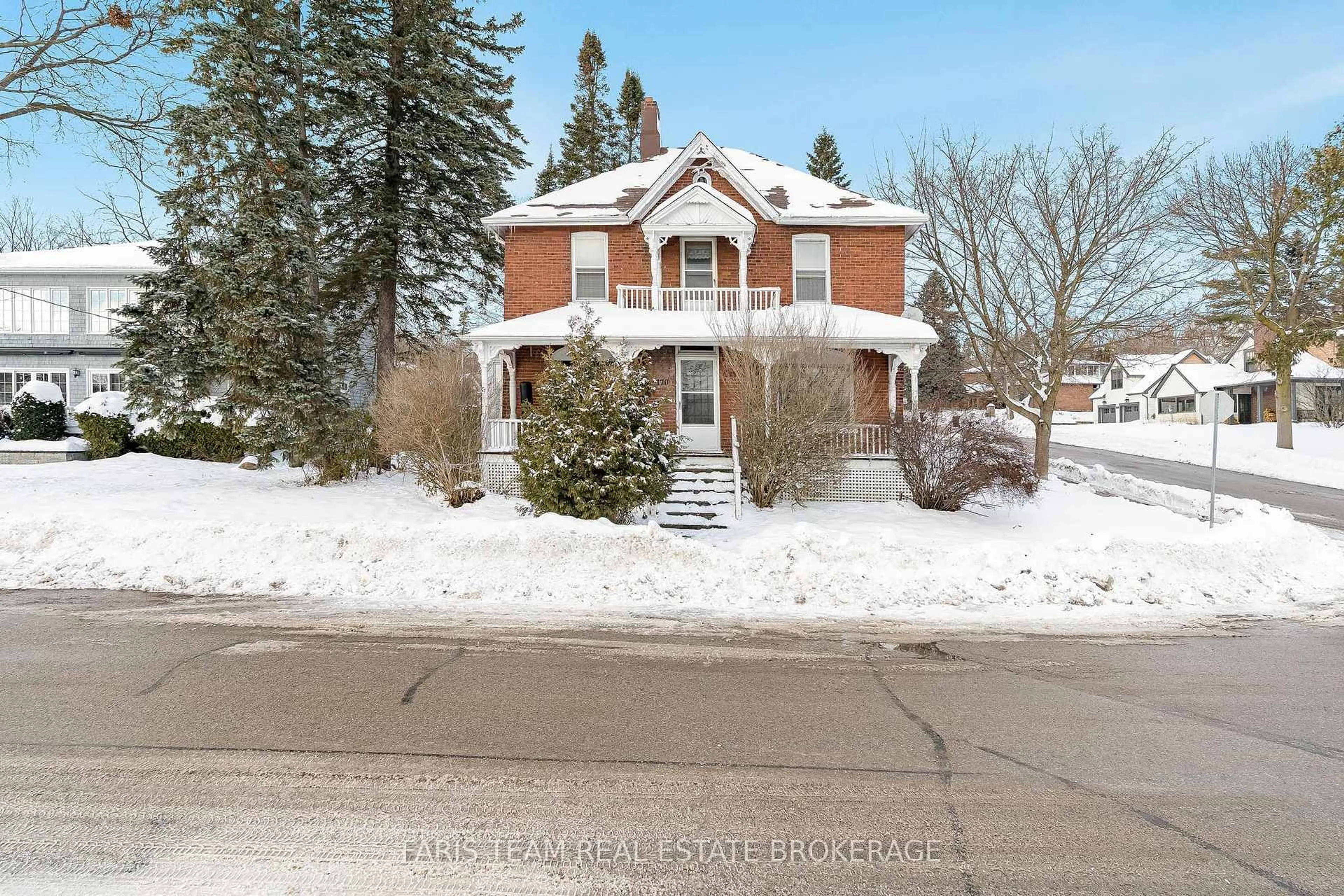 A pic from outside/outdoor area/front of a property/back of a property/a pic from drone, street for 170 Kempenfelt Dr, Barrie Ontario L4M 1C2