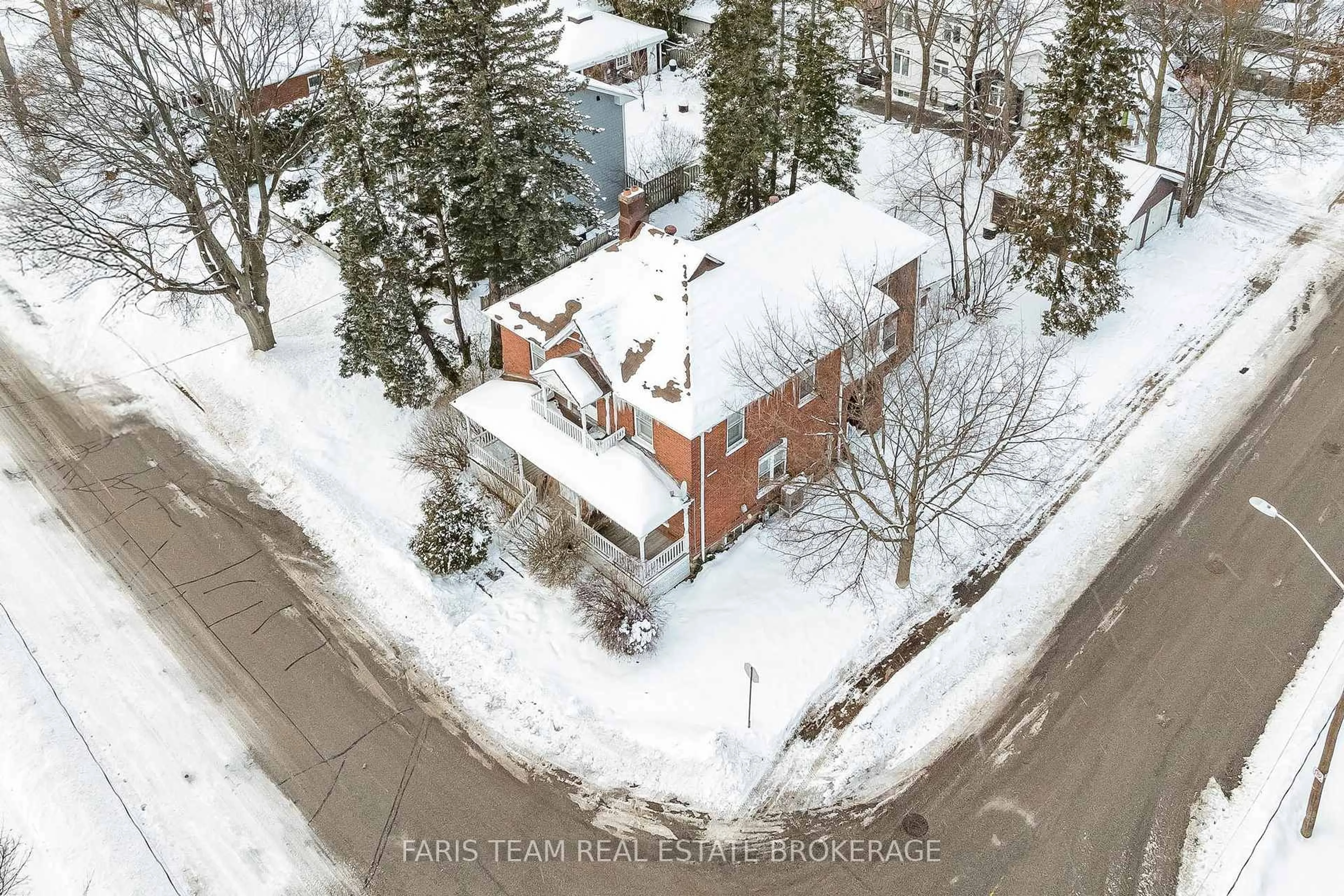 A pic from outside/outdoor area/front of a property/back of a property/a pic from drone, street for 170 Kempenfelt Dr, Barrie Ontario L4M 1C2