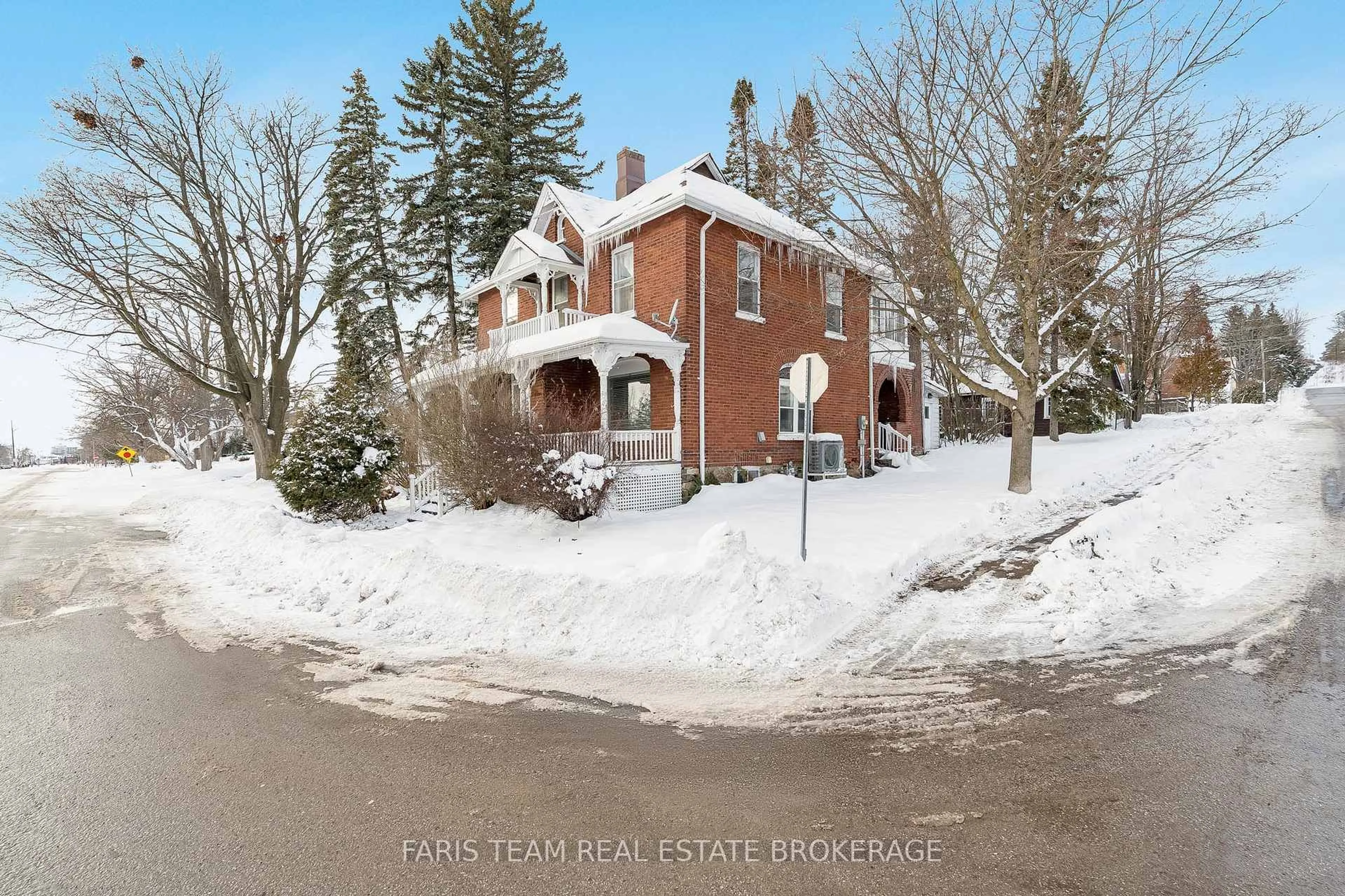 A pic from outside/outdoor area/front of a property/back of a property/a pic from drone, street for 170 Kempenfelt Dr, Barrie Ontario L4M 1C2