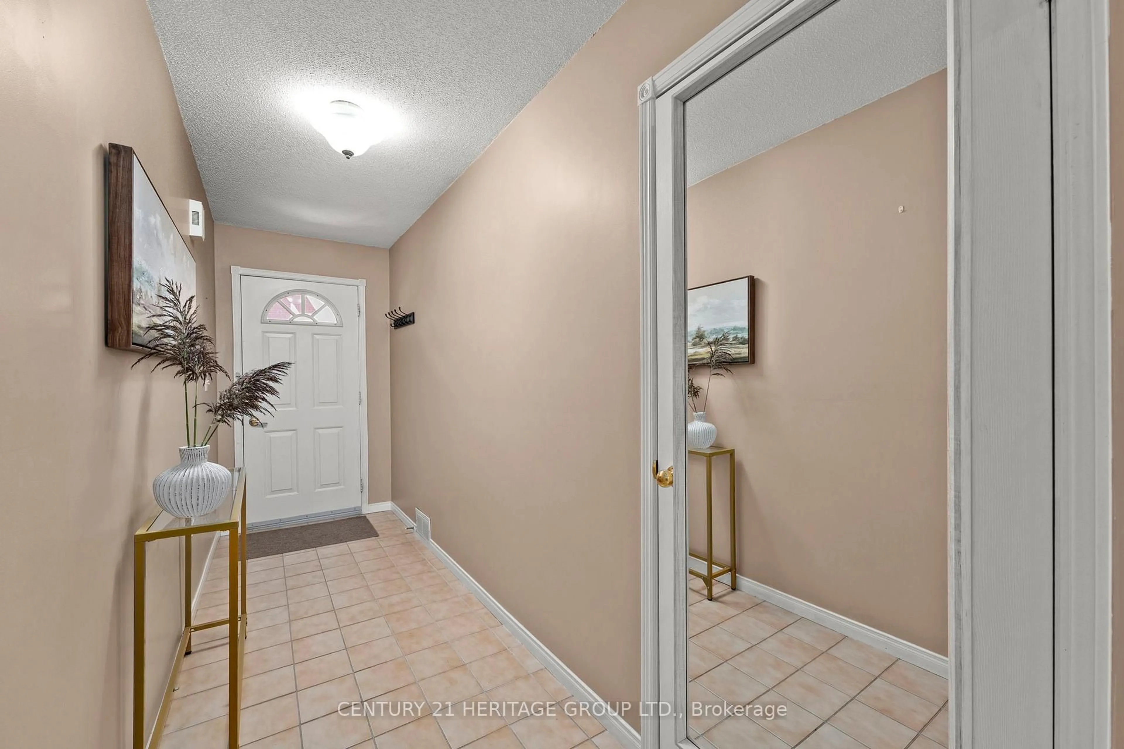 Indoor entryway for 40 Museum Dr #408, Orillia Ontario L3V 7T9