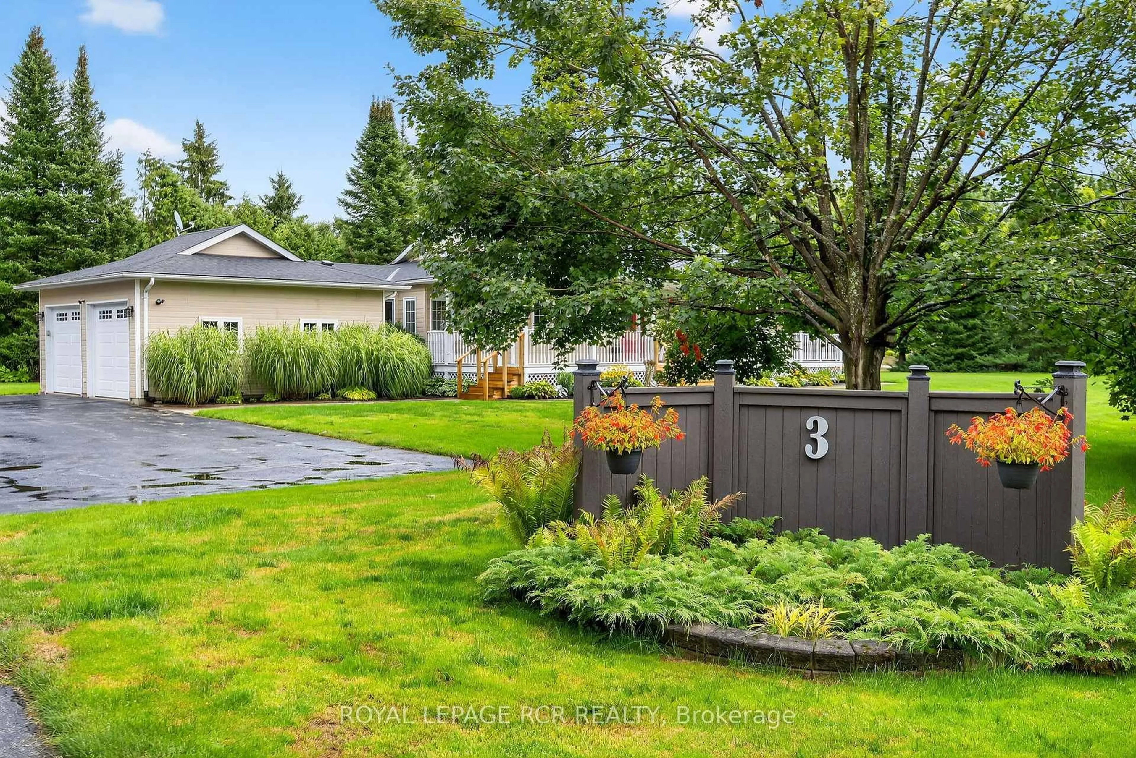 Patio, street for 3 Nevis Ridge Dr, Oro-Medonte Ontario L0L 1T0