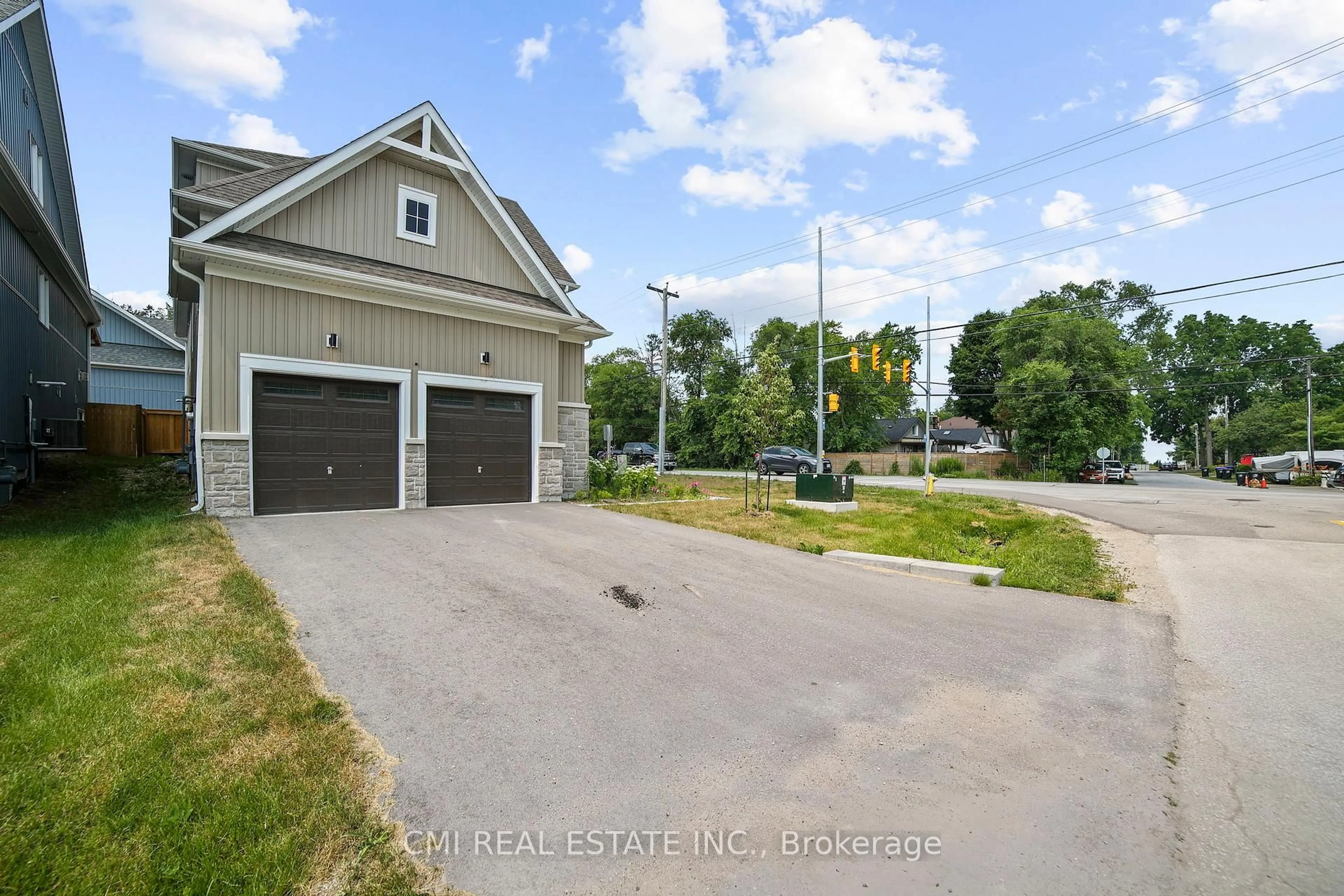 Indoor garage for 3205 Mosley St, Wasaga Beach Ontario L9Z 1V4