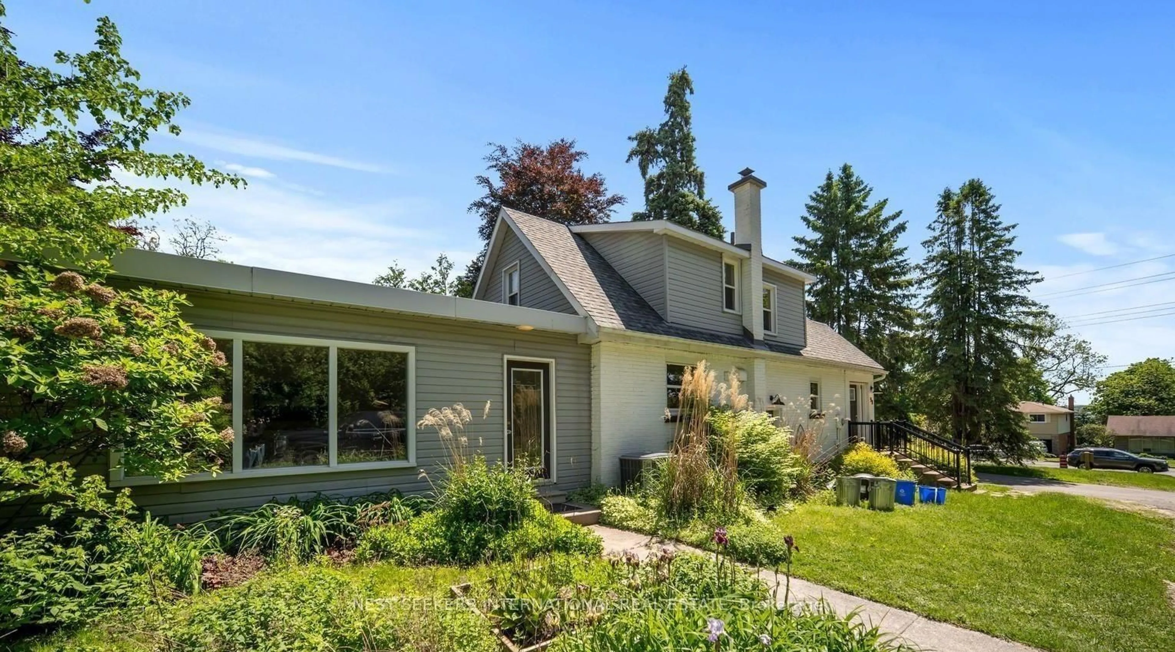 Home with vinyl exterior material, street for 98 Blake St, Barrie Ontario L4M 1J9