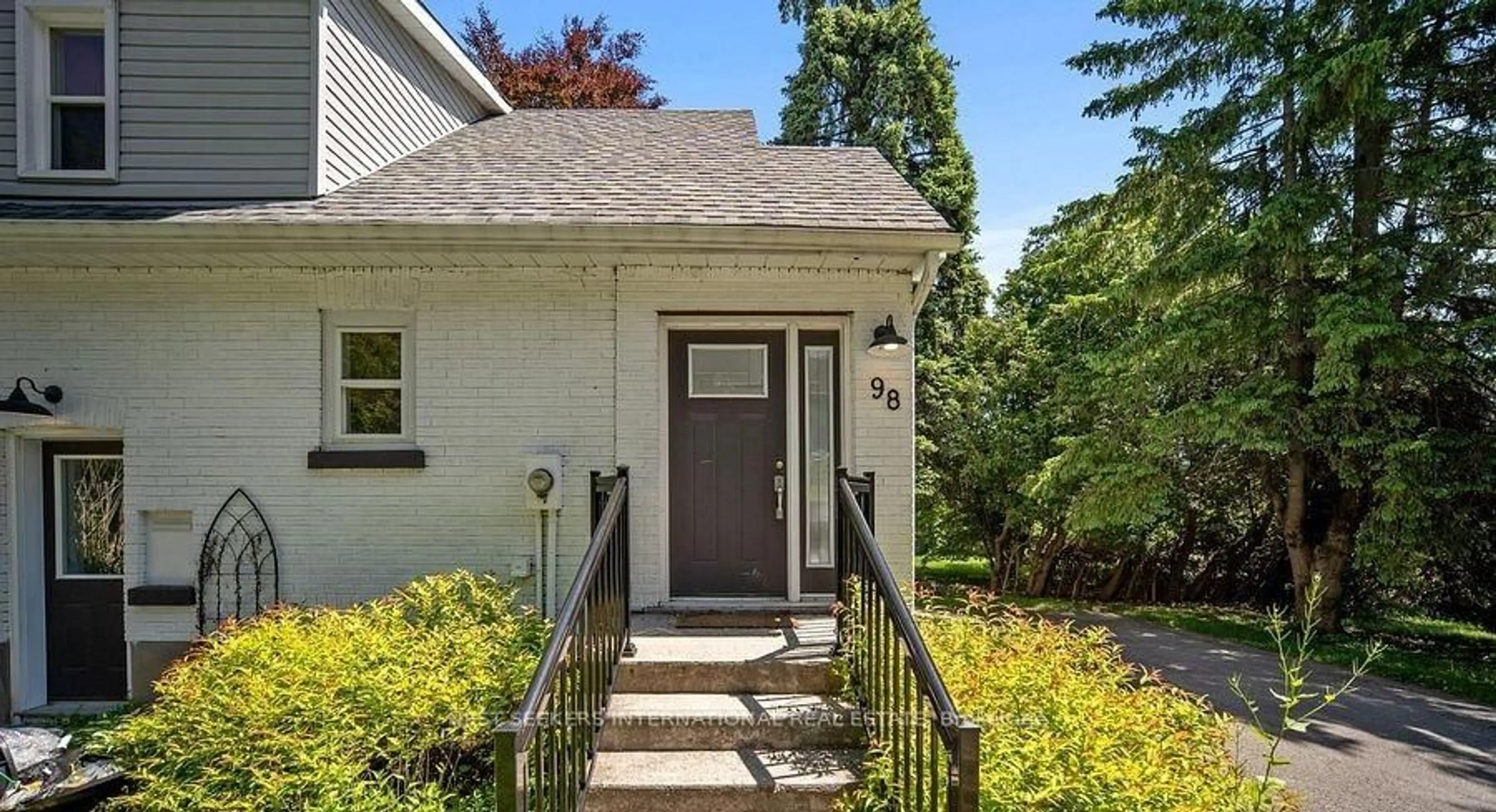 Unknown for 98 Blake St, Barrie Ontario L4M 1J9